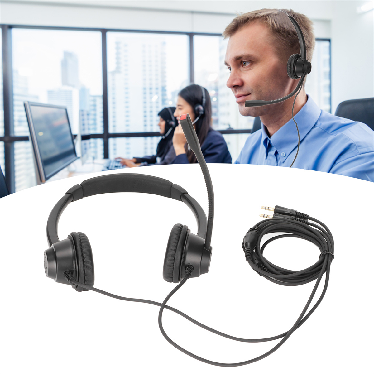 Ein Mann mit Headset und Mikrofon am Computer, mit einer zweiten Person im Hintergrund.