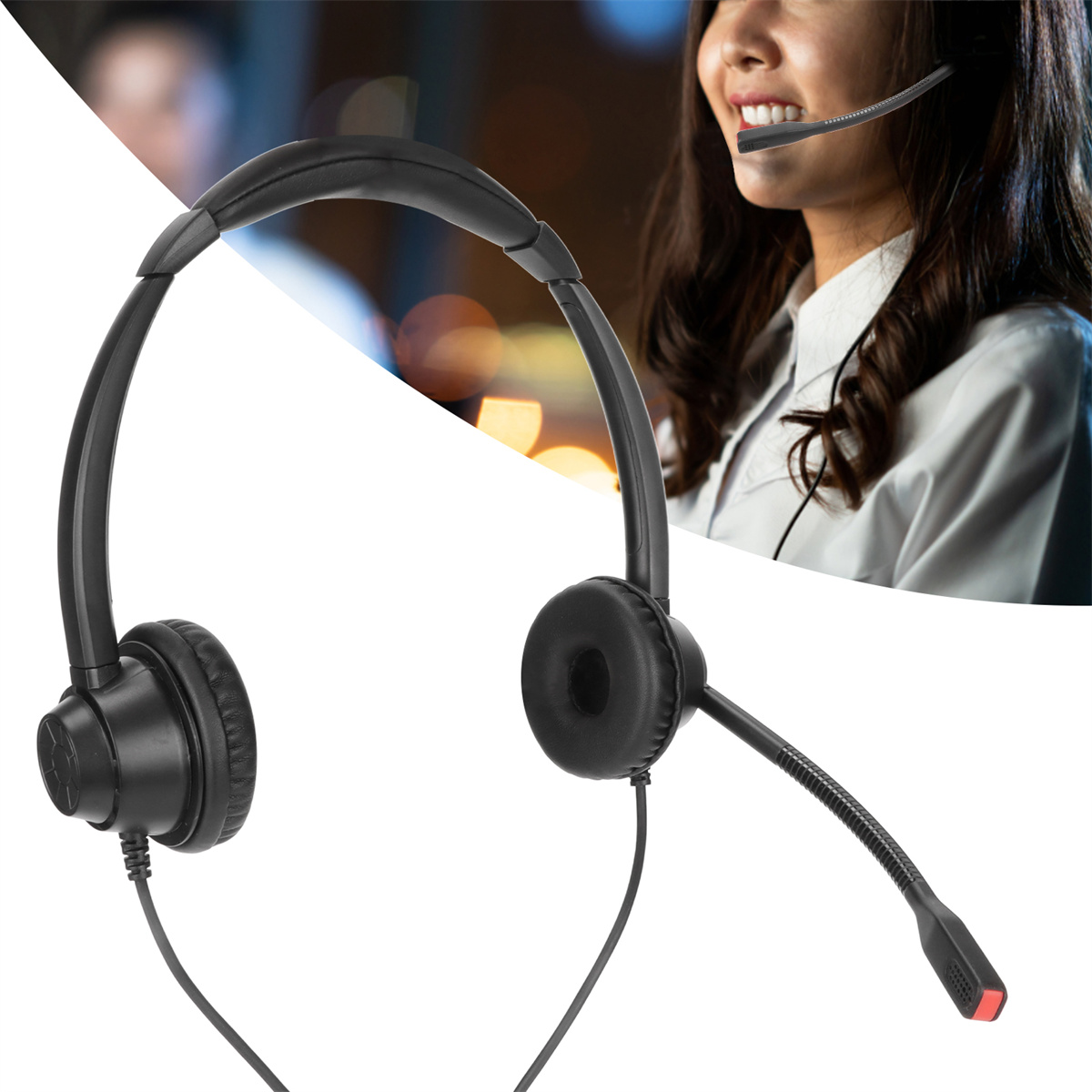 Schwarzes Headset mit Mikrofon. Frau lächelt mit Headset.