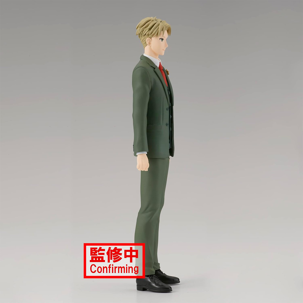Figura de un hombre con traje verde y corbata roja.