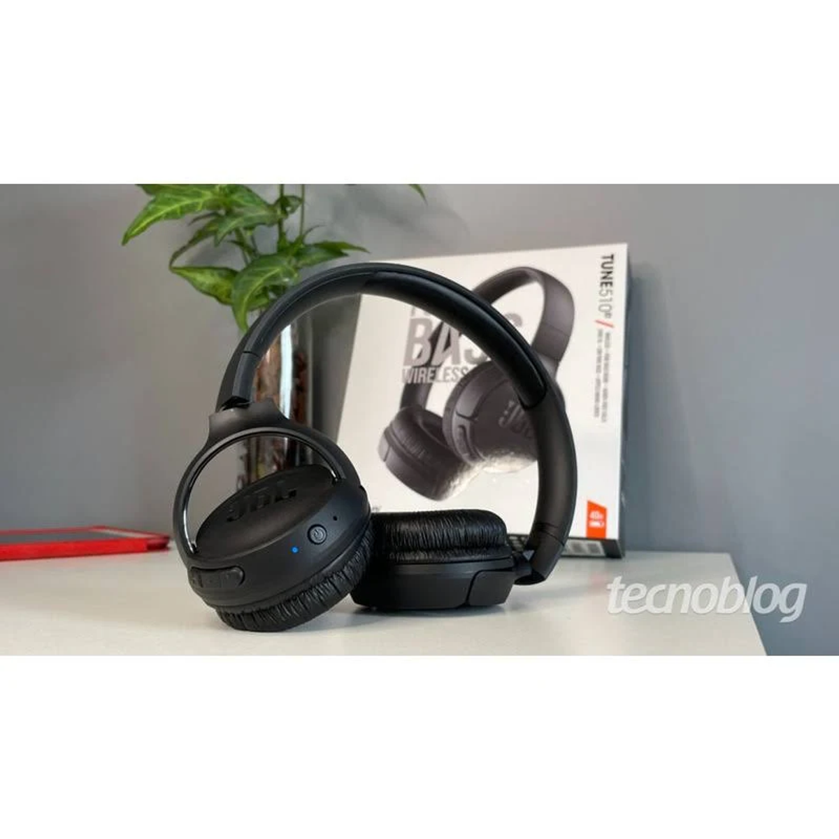 Czarne słuchawki JBL Tune 510BT na białej powierzchni, z pudełkiem w tle.