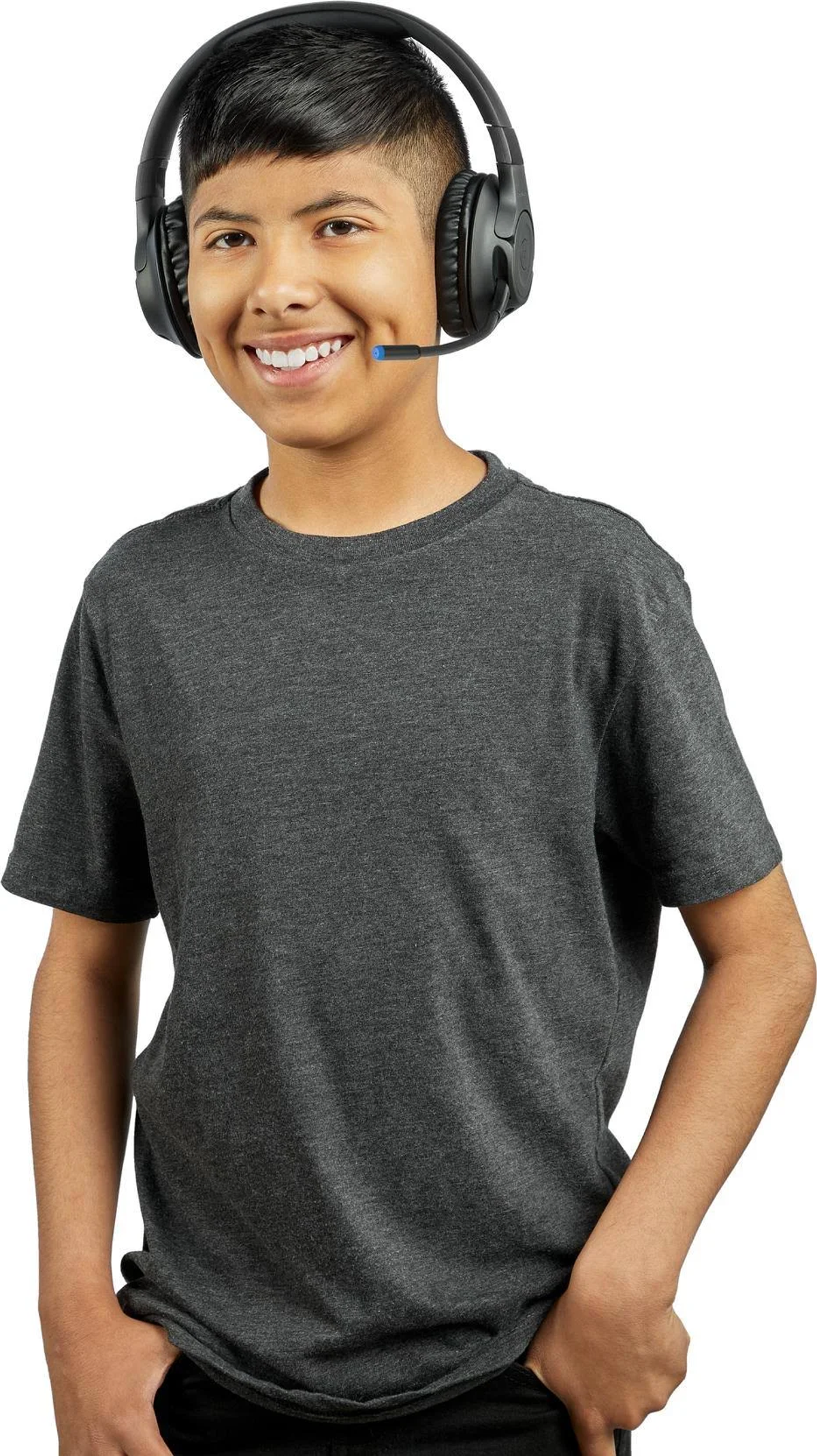 Chłopiec w czarnych słuchawkach uśmiecha się. Ma na sobie szarą koszulkę.