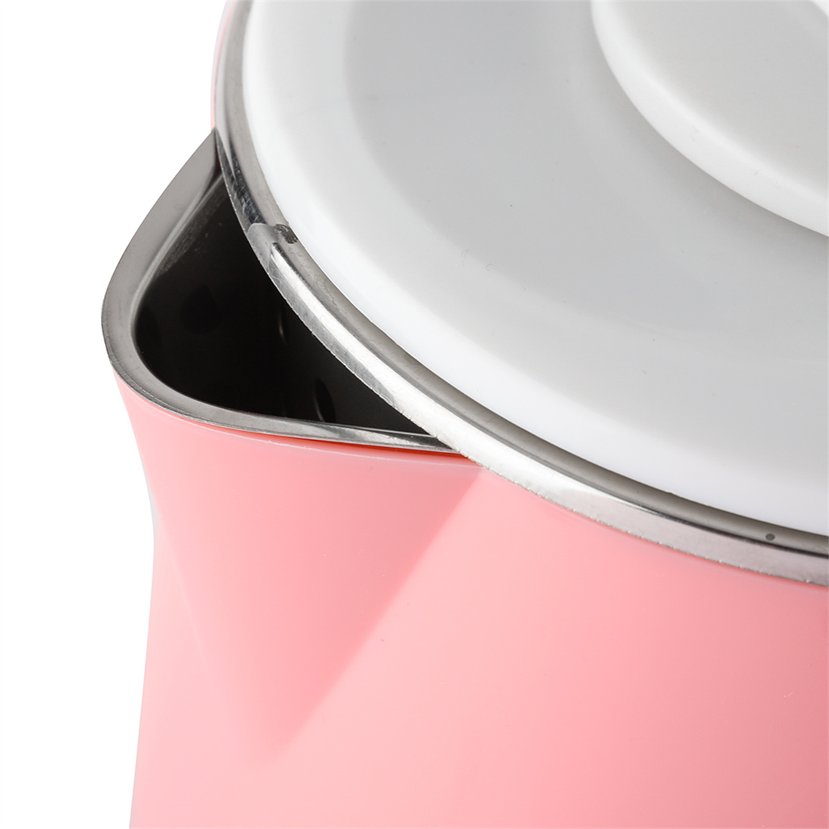 Nahaufnahme eines rosa elektrischen Wasserkochers mit weißem Deckel. Der Wasserkocher hat einen silbernen Rand.