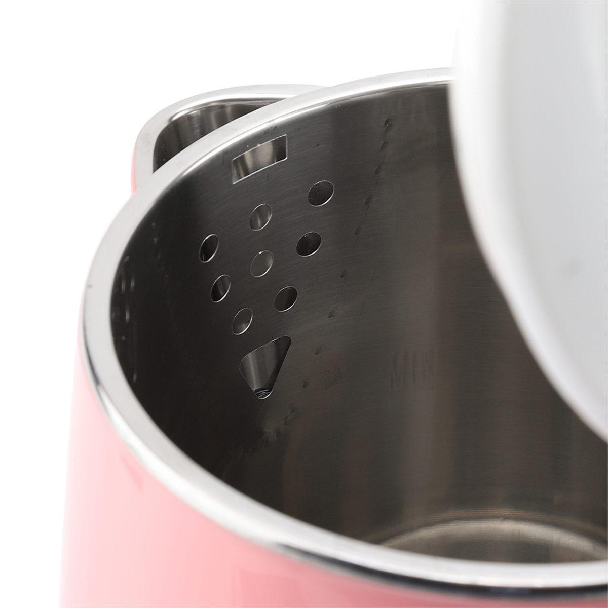Nahaufnahme des Inneren eines rosa Wasserkochers mit Edelstahl und Deckel.