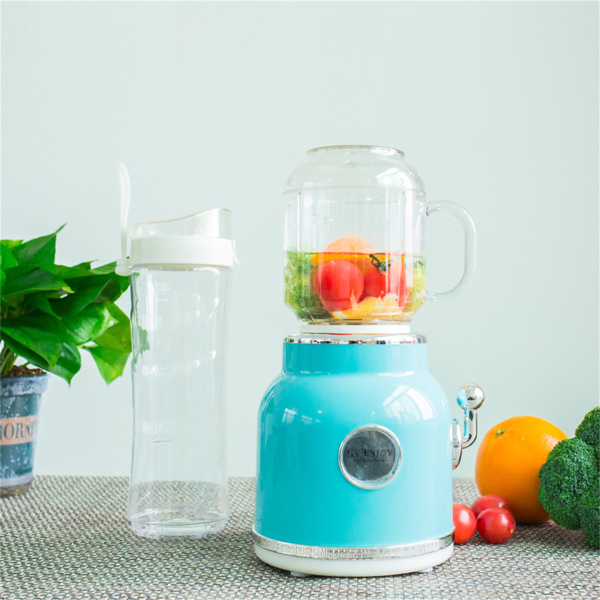Ein blauer Mixer mit Früchten darin. Daneben steht eine klare Flasche. Es gibt einen grünen Hintergrund.