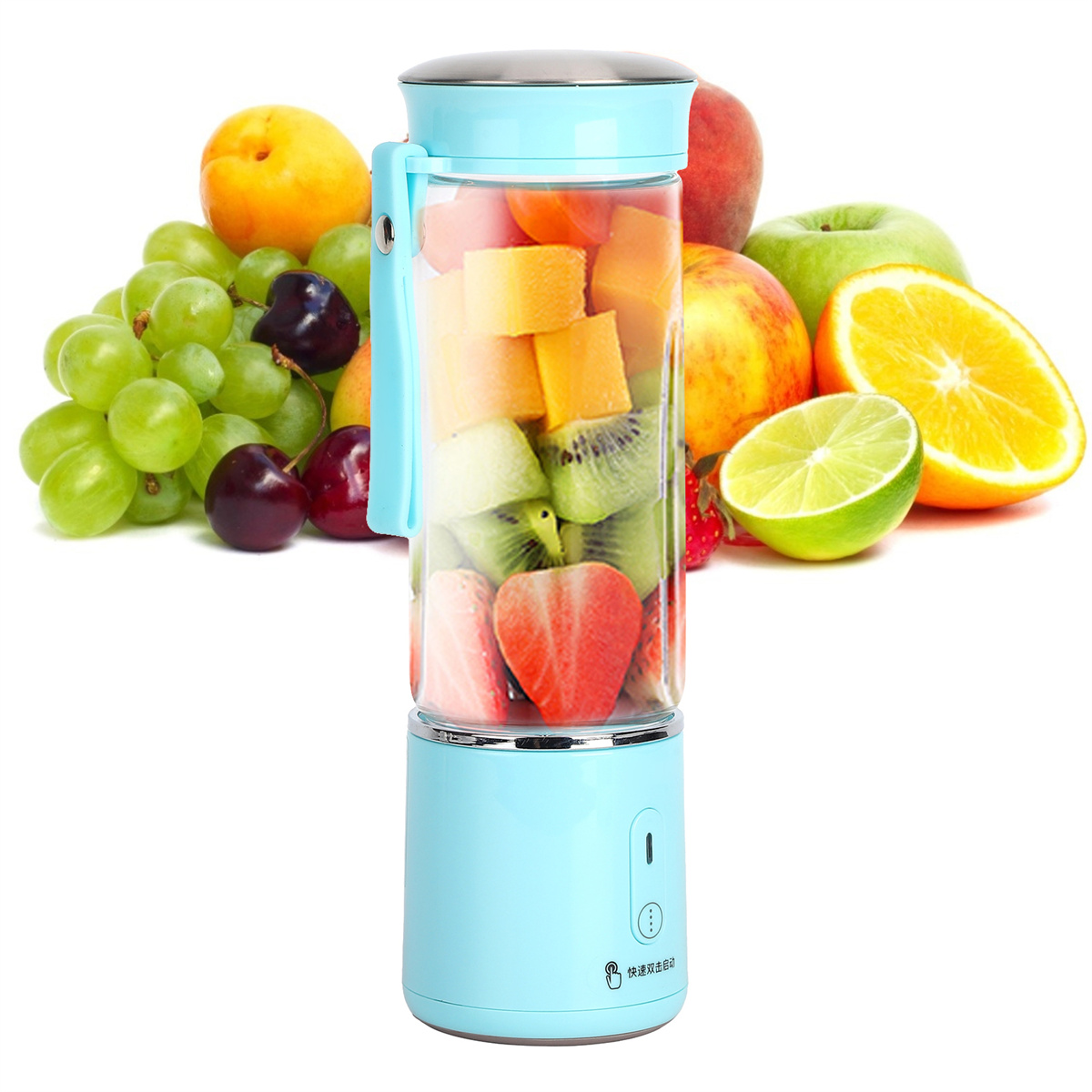 Blauer Mixer mit Früchten. Weißer Hintergrund.
