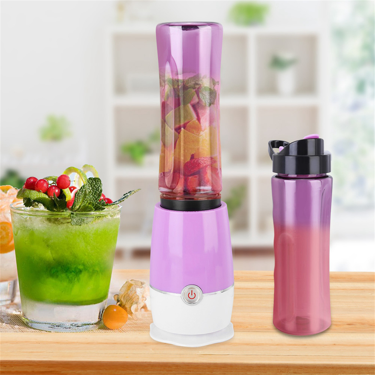 Mixer mit Zutaten, eine Wasserflasche und ein grünes Getränk im Glas mit Beeren.