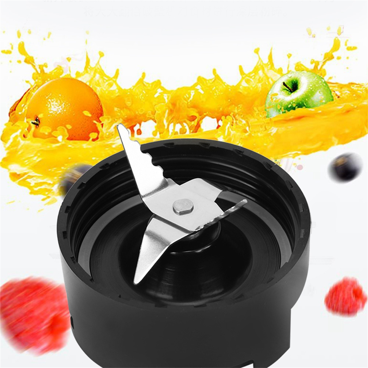 Schwarzer Blender-Sockel mit Klinge und herum spritzendem Obst.