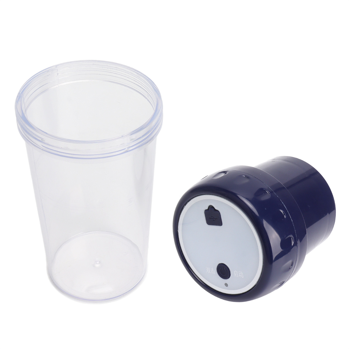 Transparenter Becher und blauer Boden. Weißer Hintergrund.
