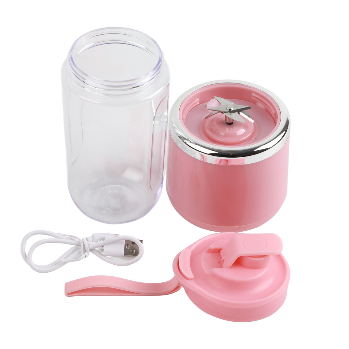 Ein kleiner rosa-klarer Mixer, zerlegt mit Deckel, Klingen und einem USB-Ladekabel.