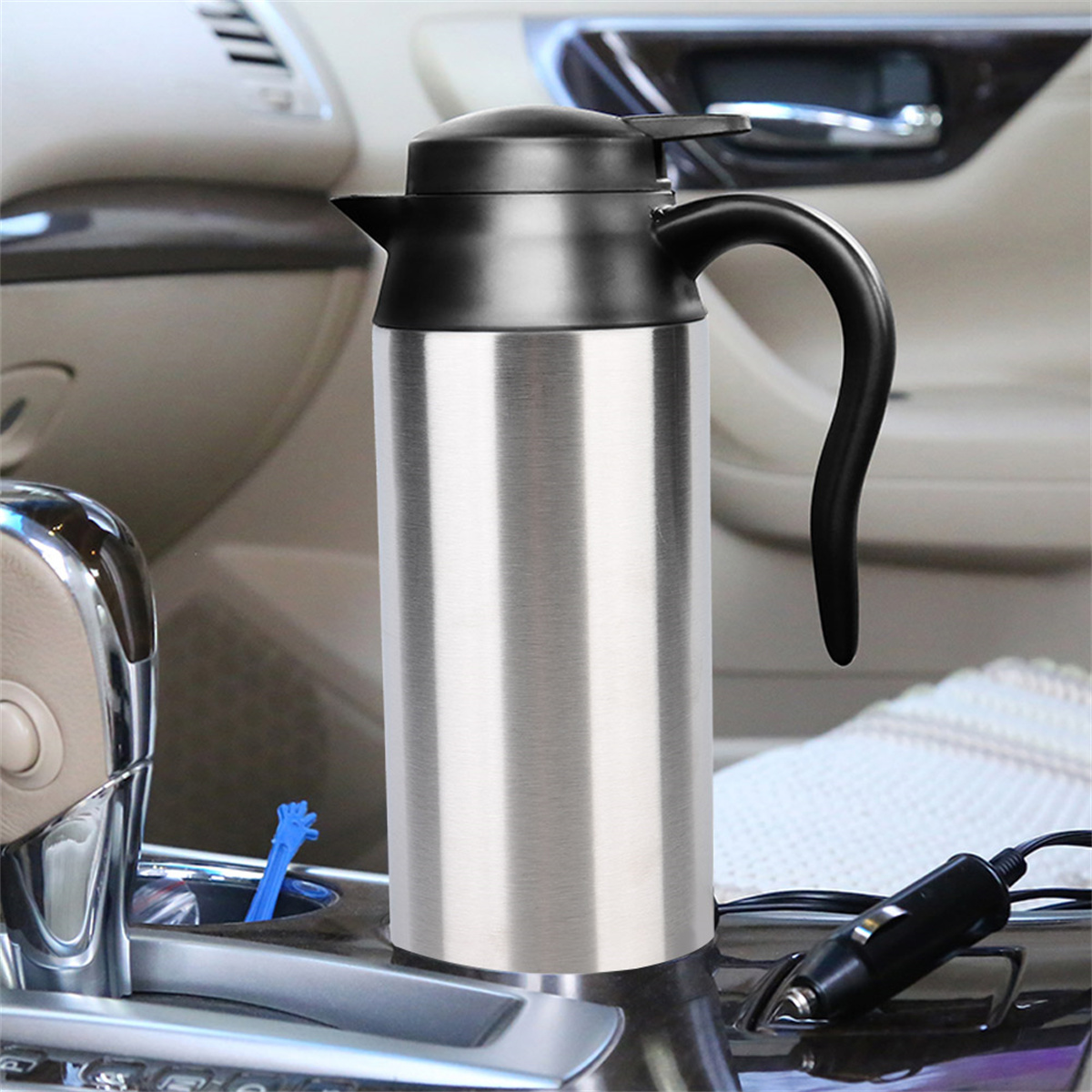 Silberne und schwarze Autothermoskanne mit schwarzem Griff und Deckel, eingesteckt im Auto.