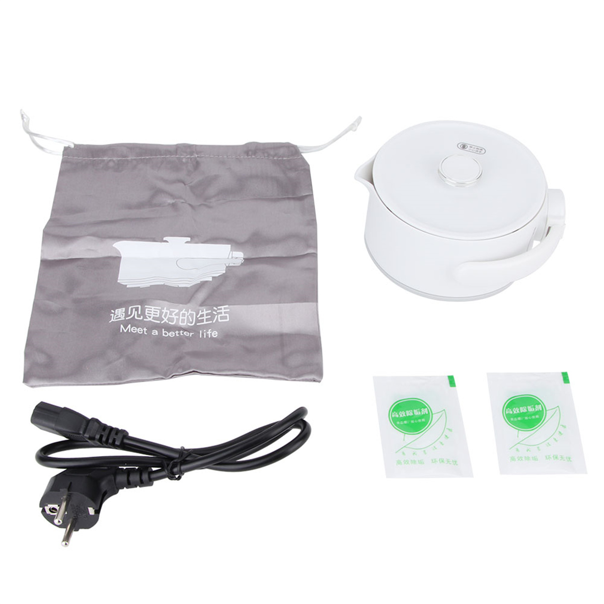 Weißer Wasserkocher, graue Tasche mit Text, Stecker und zwei kleine Päckchen.