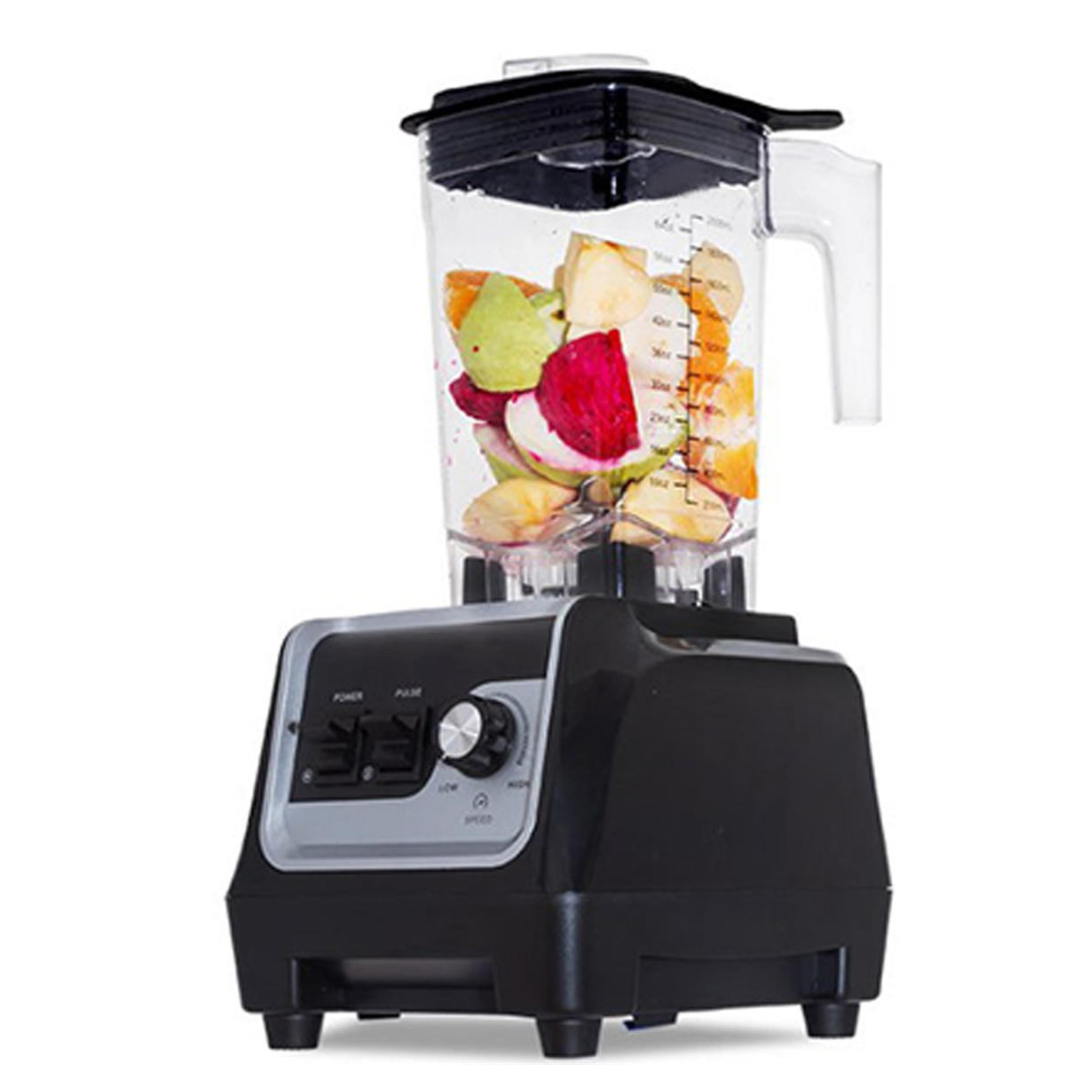 Ein schwarzer Mixer mit einem durchsichtigen Behälter, der mit geschnittenen Früchten gefüllt ist.