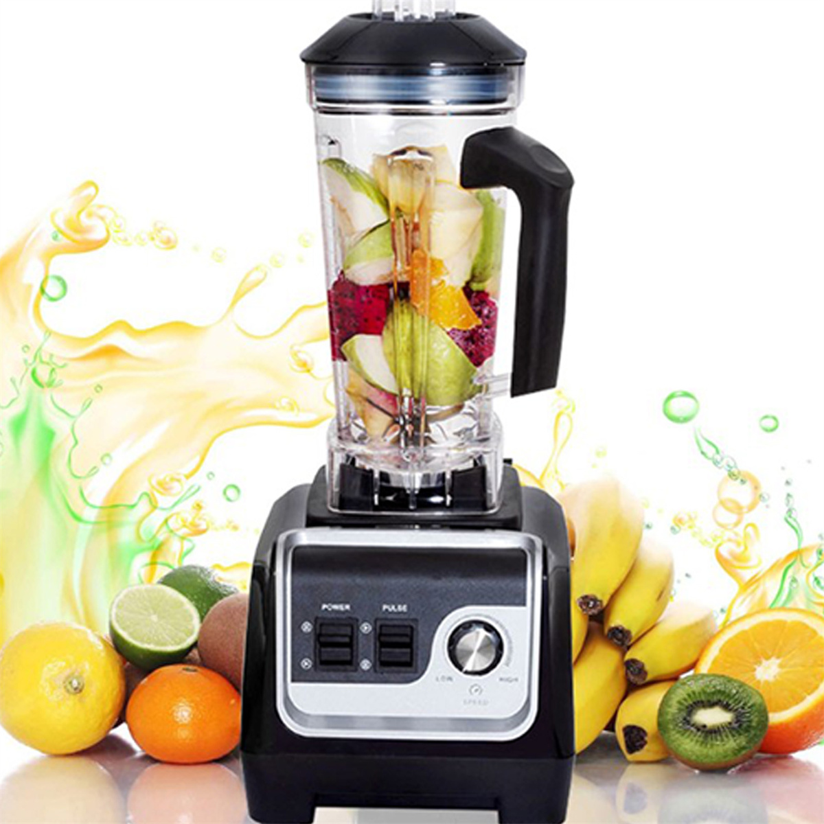 Ein schwarzer Mixer mit Früchten darin, umgeben von Früchten auf weißer Fläche.