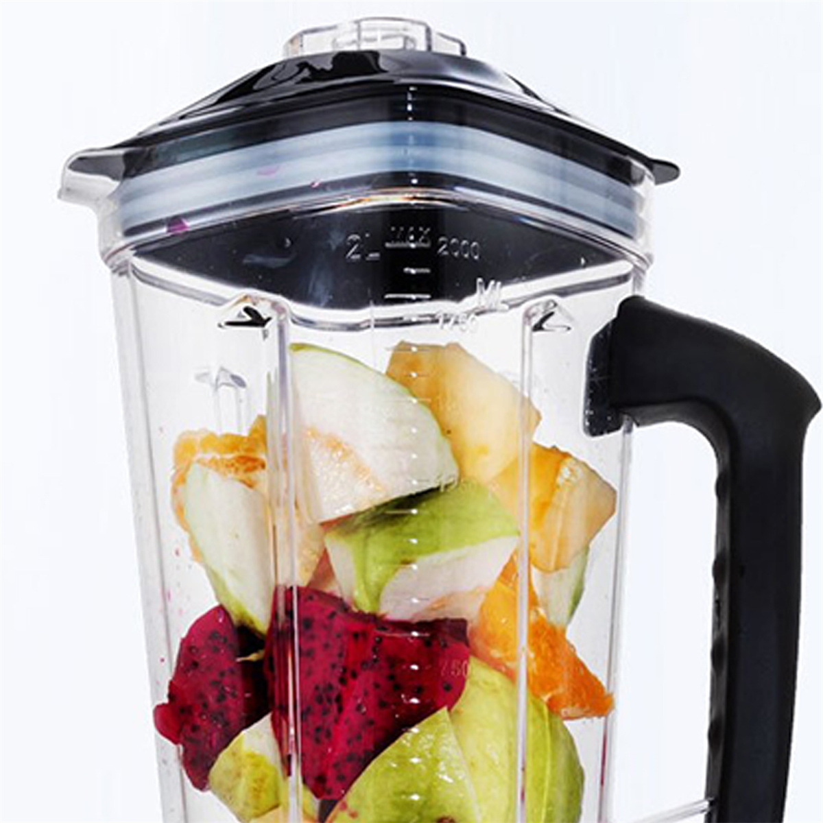 Mixer mit gemischten Früchten im Inneren; Wassermelone, Orange und mehr. Der Mixer ist transparent.