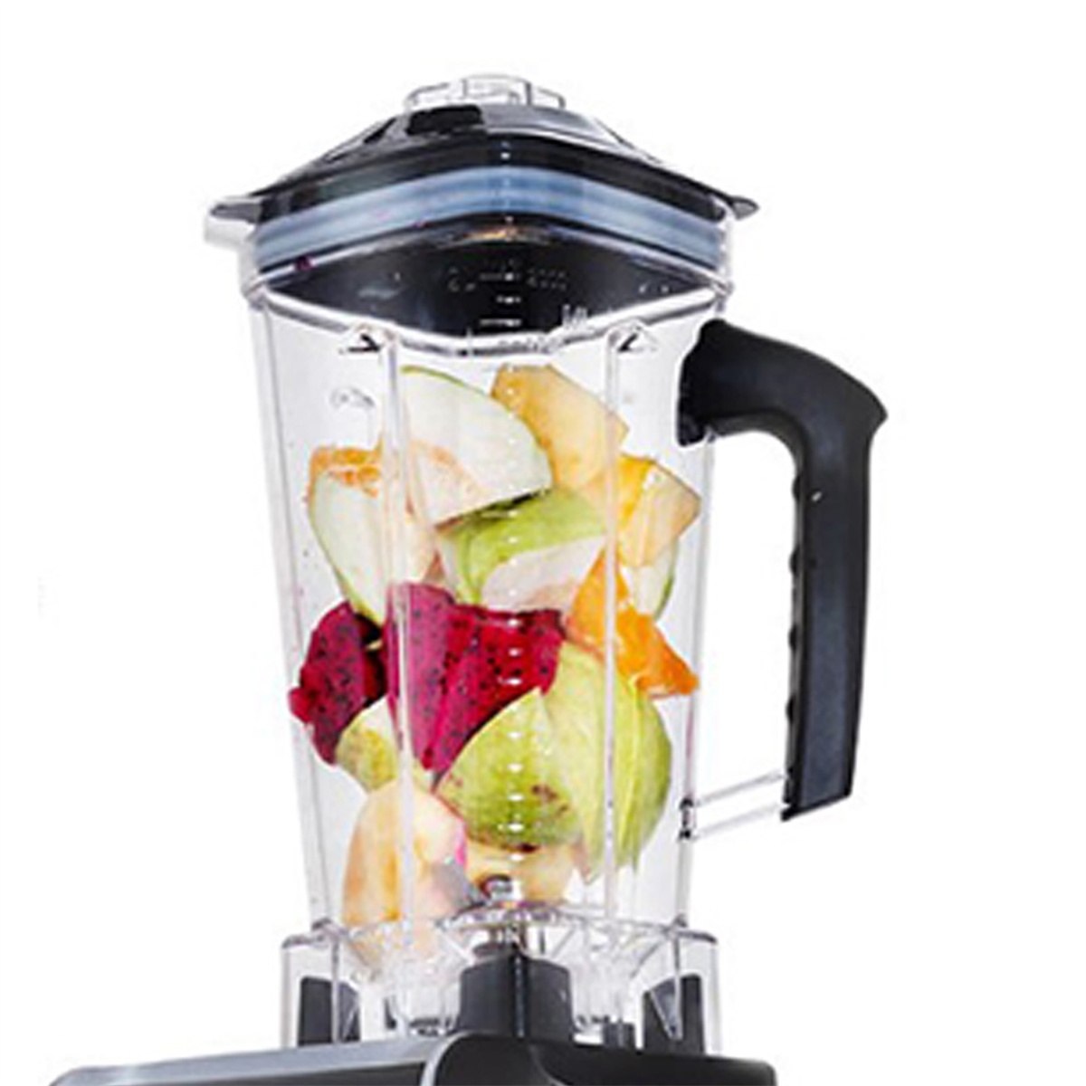 Ein Mixer gefüllt mit geschnittenem Obst. Das Obst enthält Drachenfrucht, Kiwi und andere bunte Stücke.