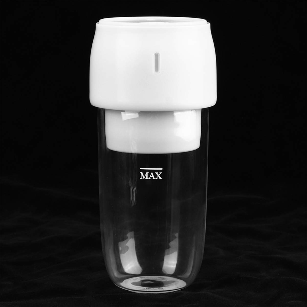 Weißer Wasserfilter mit transparentem Glas. Schwarzer Hintergrund.