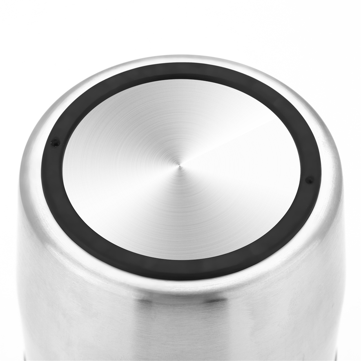 Nahaufnahme eines silbernen Metallobjekts mit schwarzem Ring auf weißem Hintergrund.