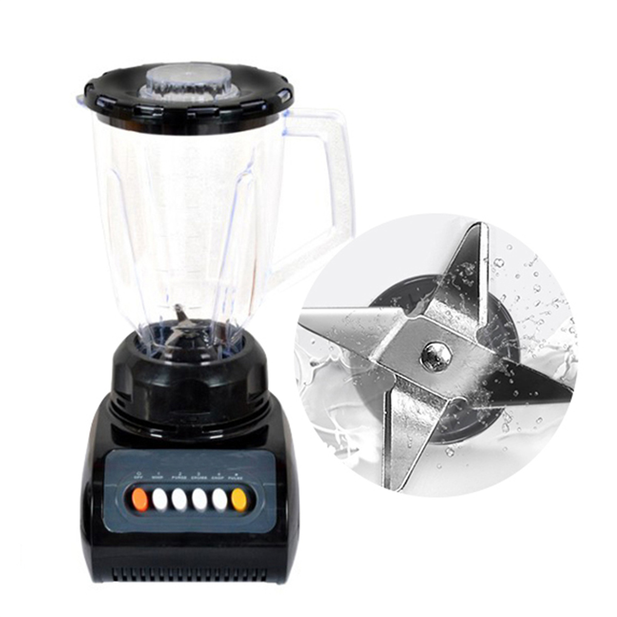 Schwarzer Mixer mit transparentem Krug, Nahaufnahme der Klingen im Wasser, mit orangefarbenen Knöpfen.