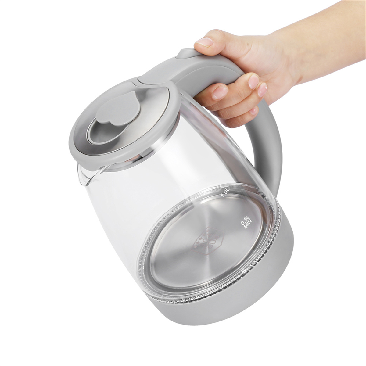Klarer elektrischer Glaskessel mit grauem Griff, gehalten von einer Hand, weißer Hintergrund.