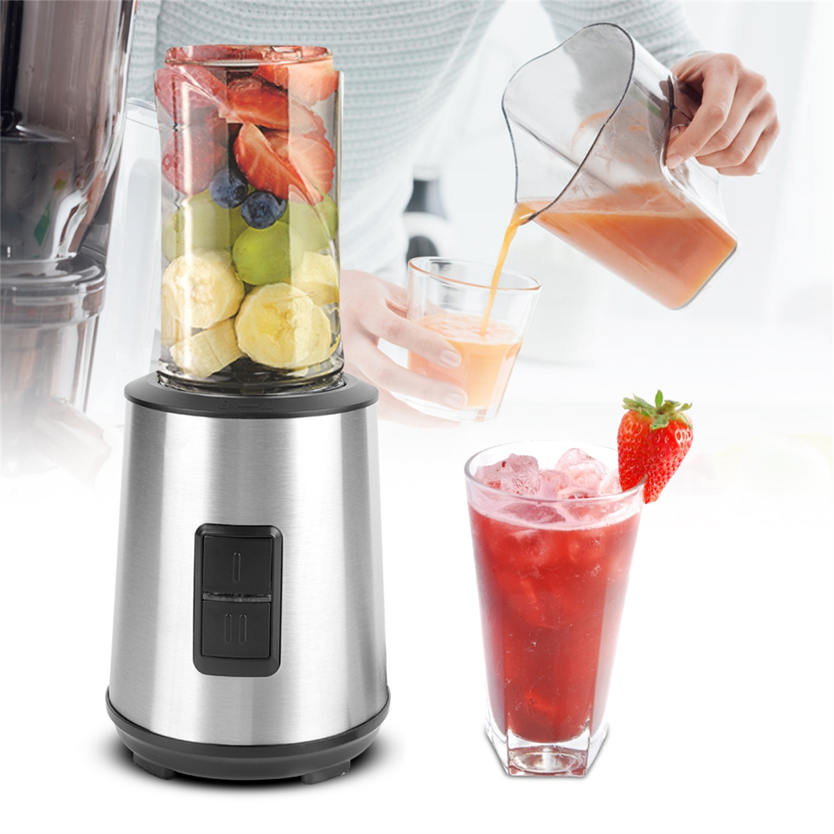 Mixer mit Früchten und Saft. Ein Mixer mit Früchten ist in Betrieb, Saft wird in ein Glas mit Eis gegossen.