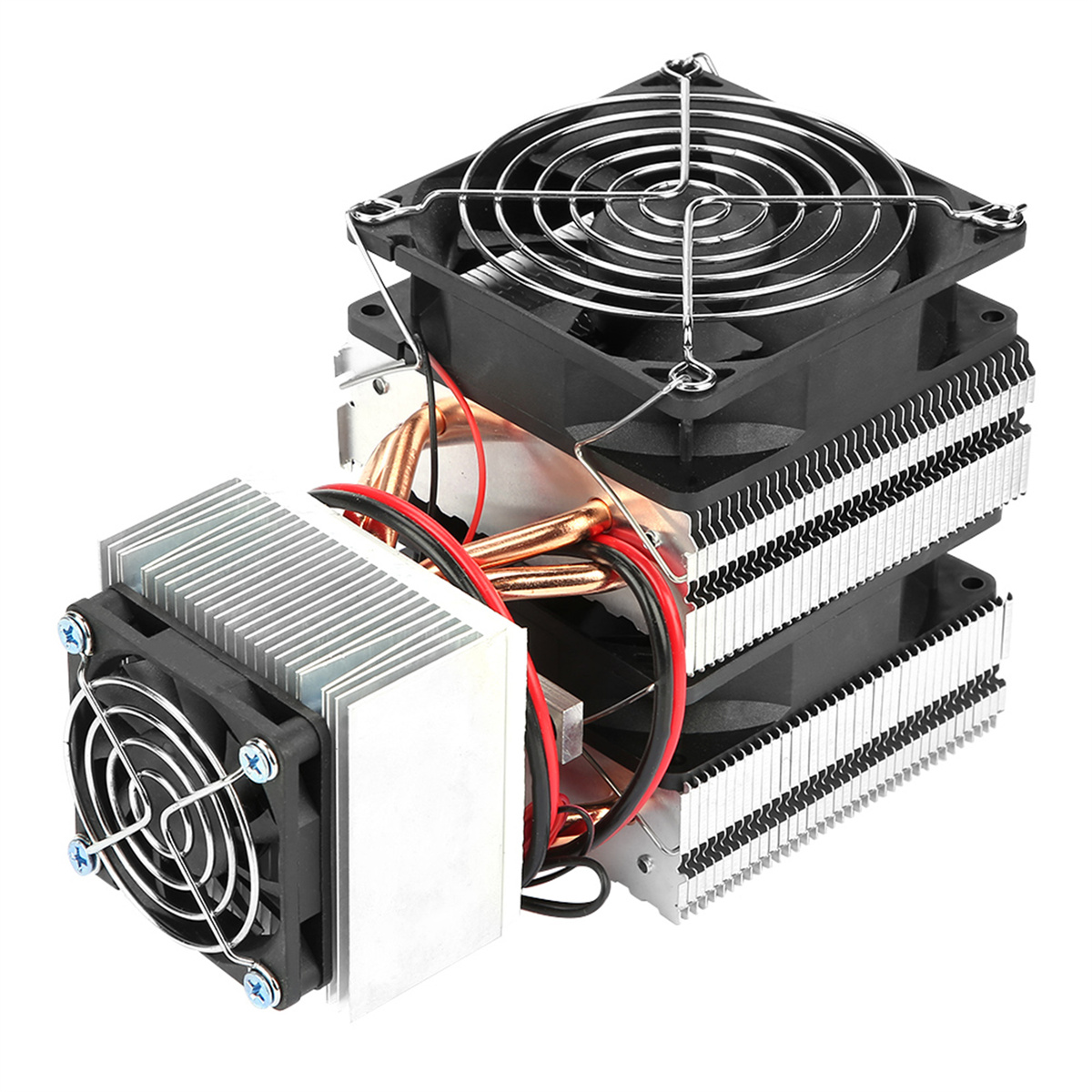 Ein Computerkühler mit drei Lüftern und einer Kreiselpumpe, mit verschiedenen Schläuchen und Kühlkörpern.