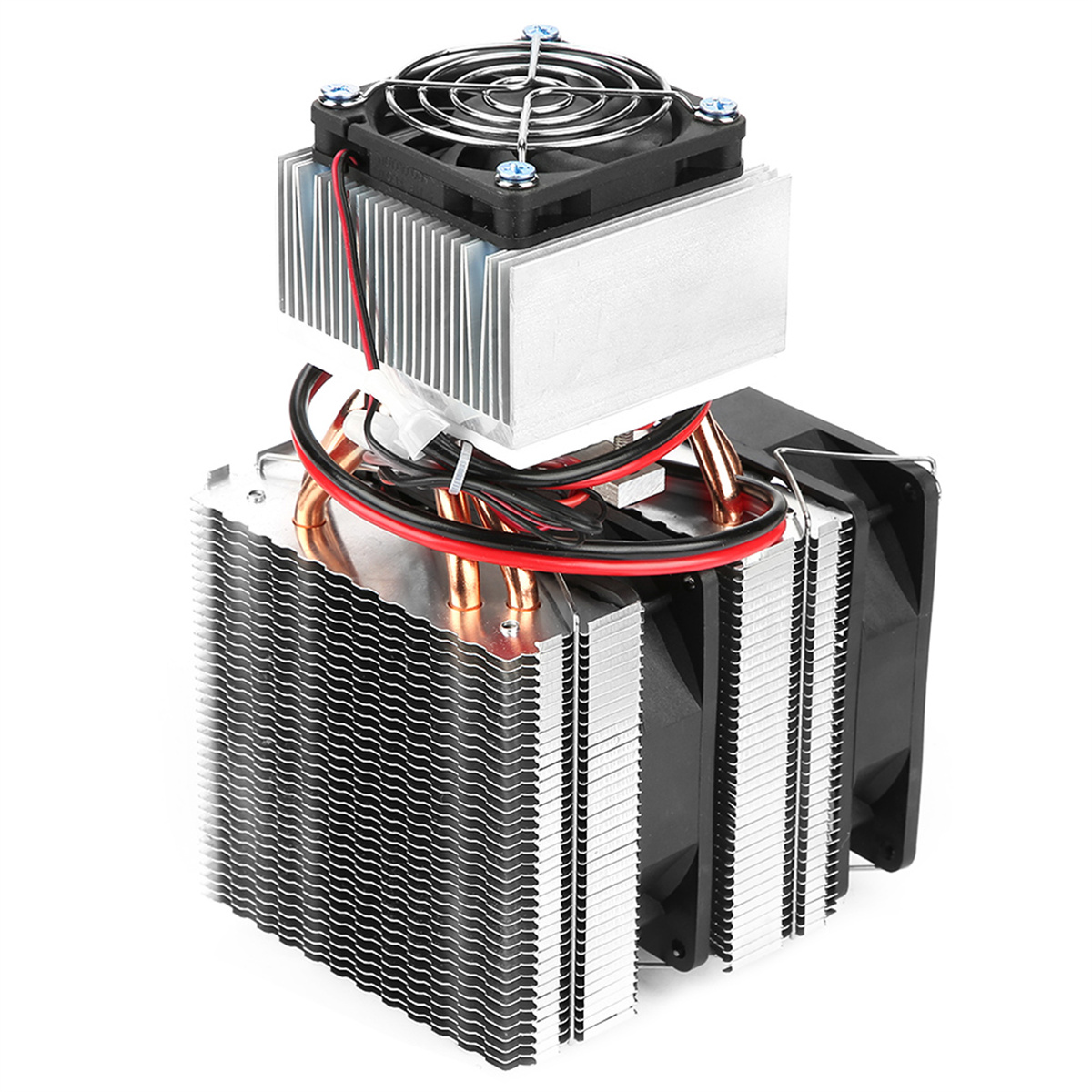 Computer-Kühler mit Kühlkörpern und einem Lüfter. Der Kühler besteht aus mehreren Metallrippen.