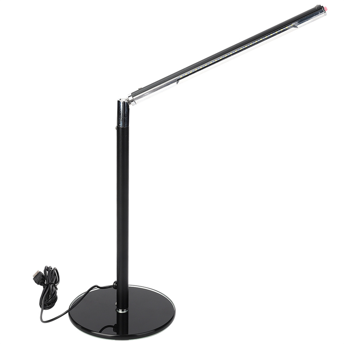 Eine schwarze Schreibtischlampe mit rundem Sockel und einem langen, dünnen Licht. Es ist vor weißem Hintergrund.