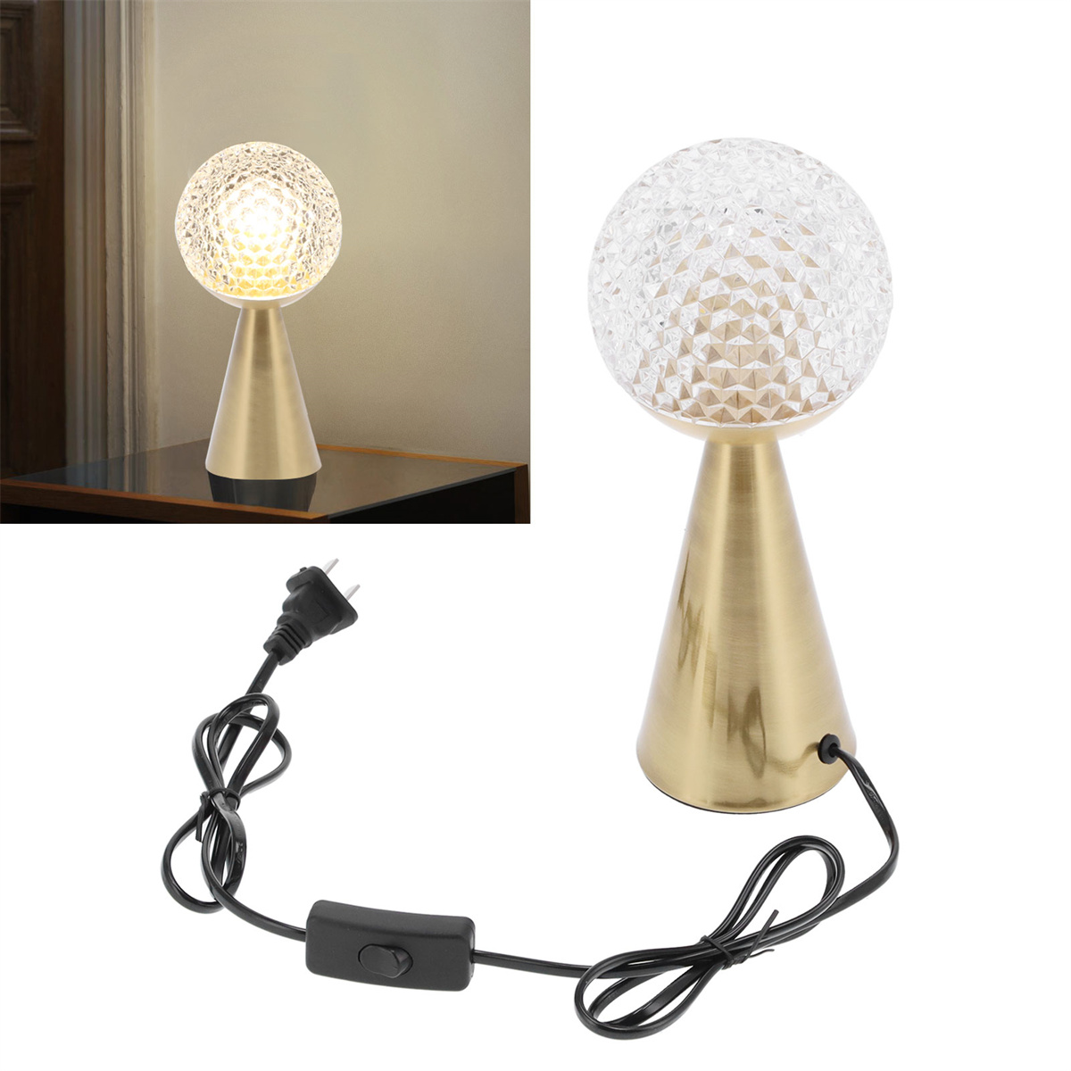 Goldfarbene Tischlampe mit klarer Glaskugel und schwarzem Netzkabel.
