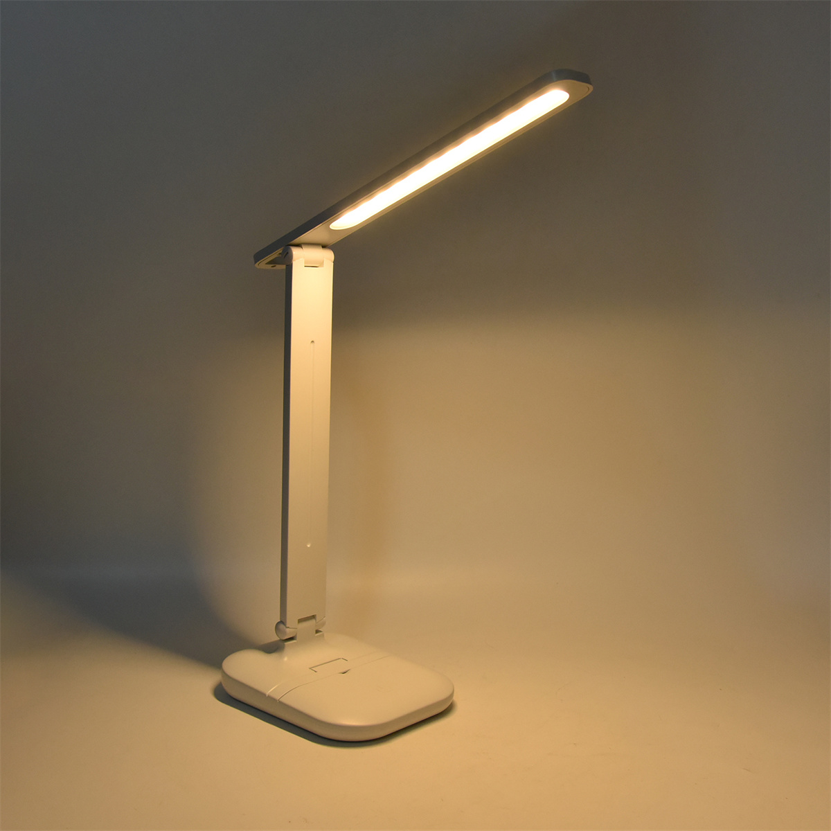 Weiße Schreibtischlampe mit langem, abgewinkeltem Kopf, der Licht emittiert, auf einem Gradientenhintergrund.