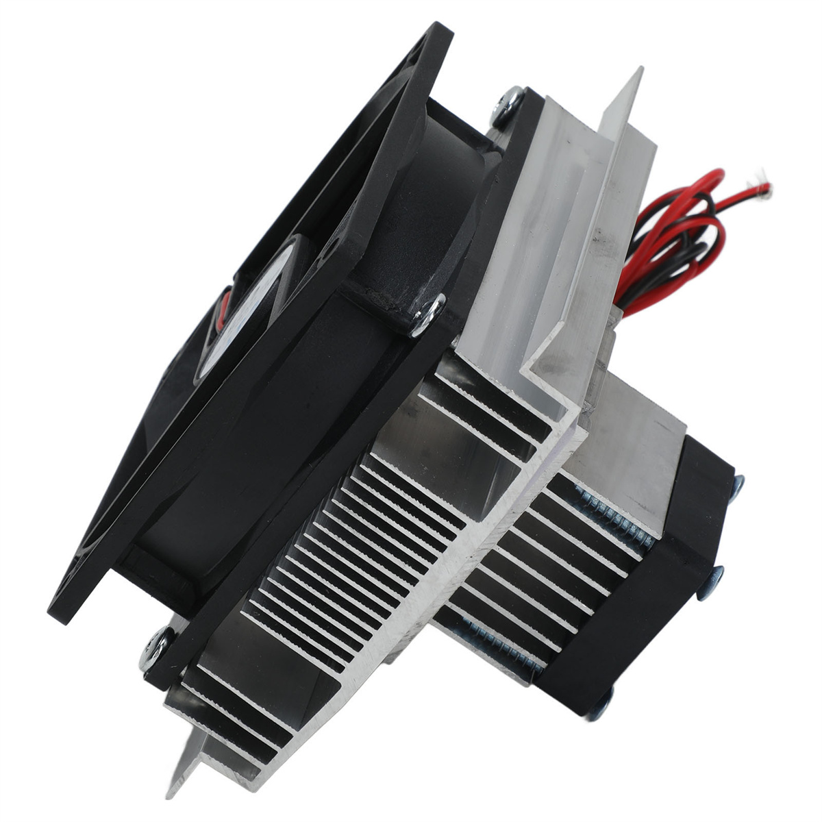 Schwarzer und silberner Computer-Lüfter. Mehrere Lamellen sichtbar.