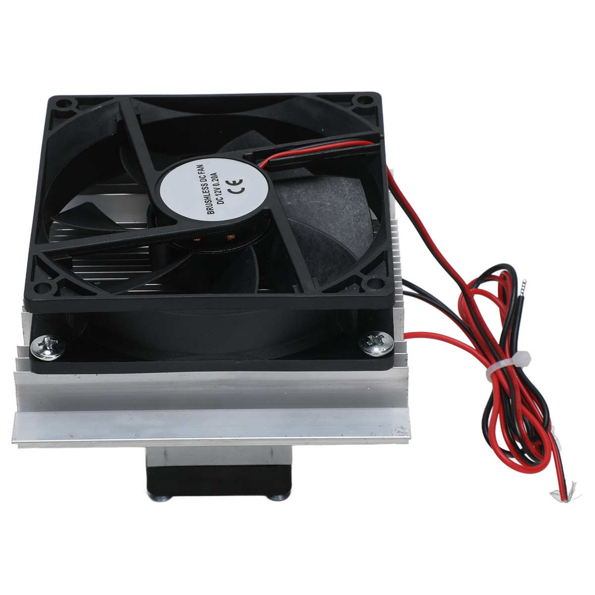 Ein schwarzer Lüfter mit silbernem Kühlkörper, roten und schwarzen Drähten. Es ist eine Kühlkomponente für Elektronik.