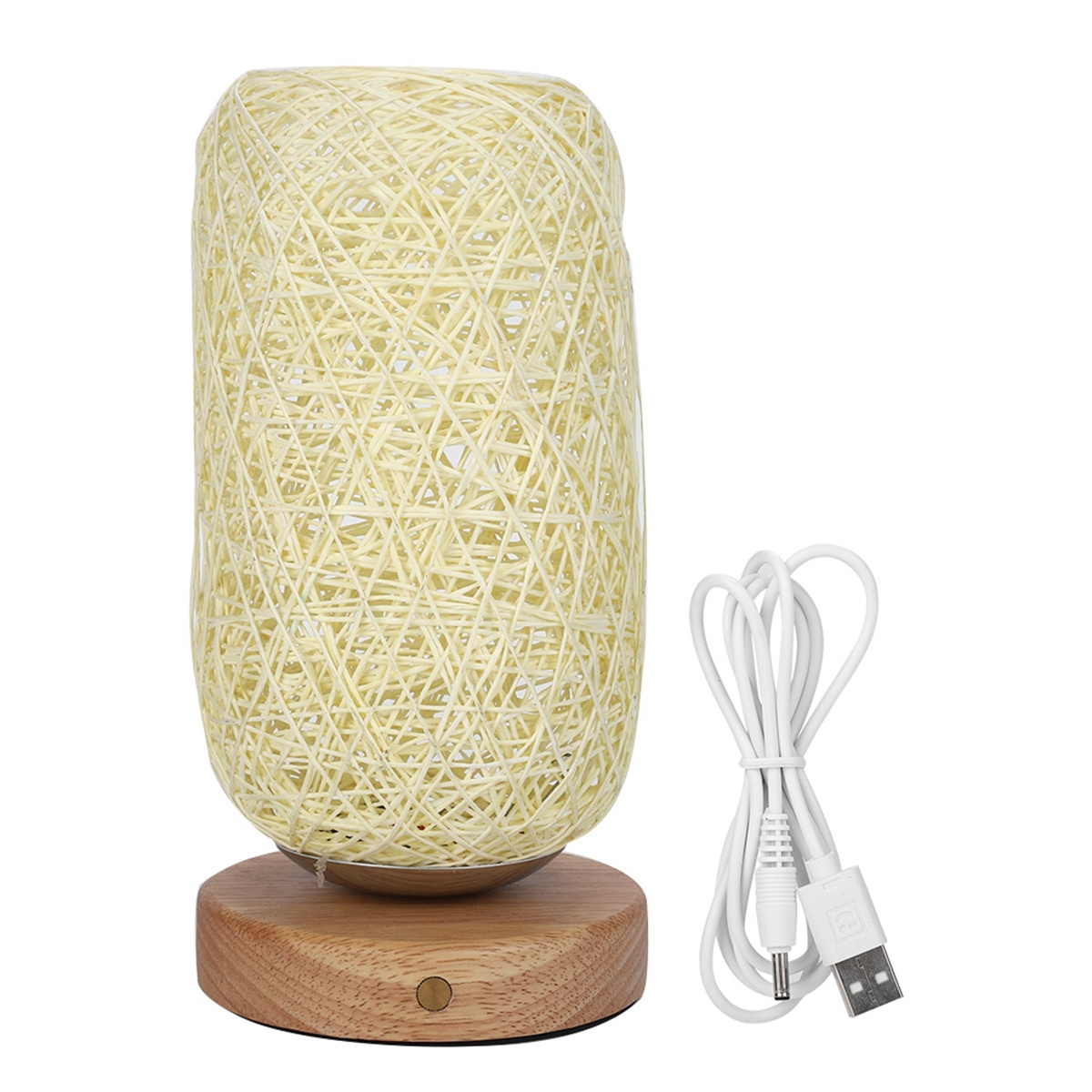 Eine Lampe mit gewebtem Schirm, Holzsockel und weißem Kabel, auf weißem Hintergrund.