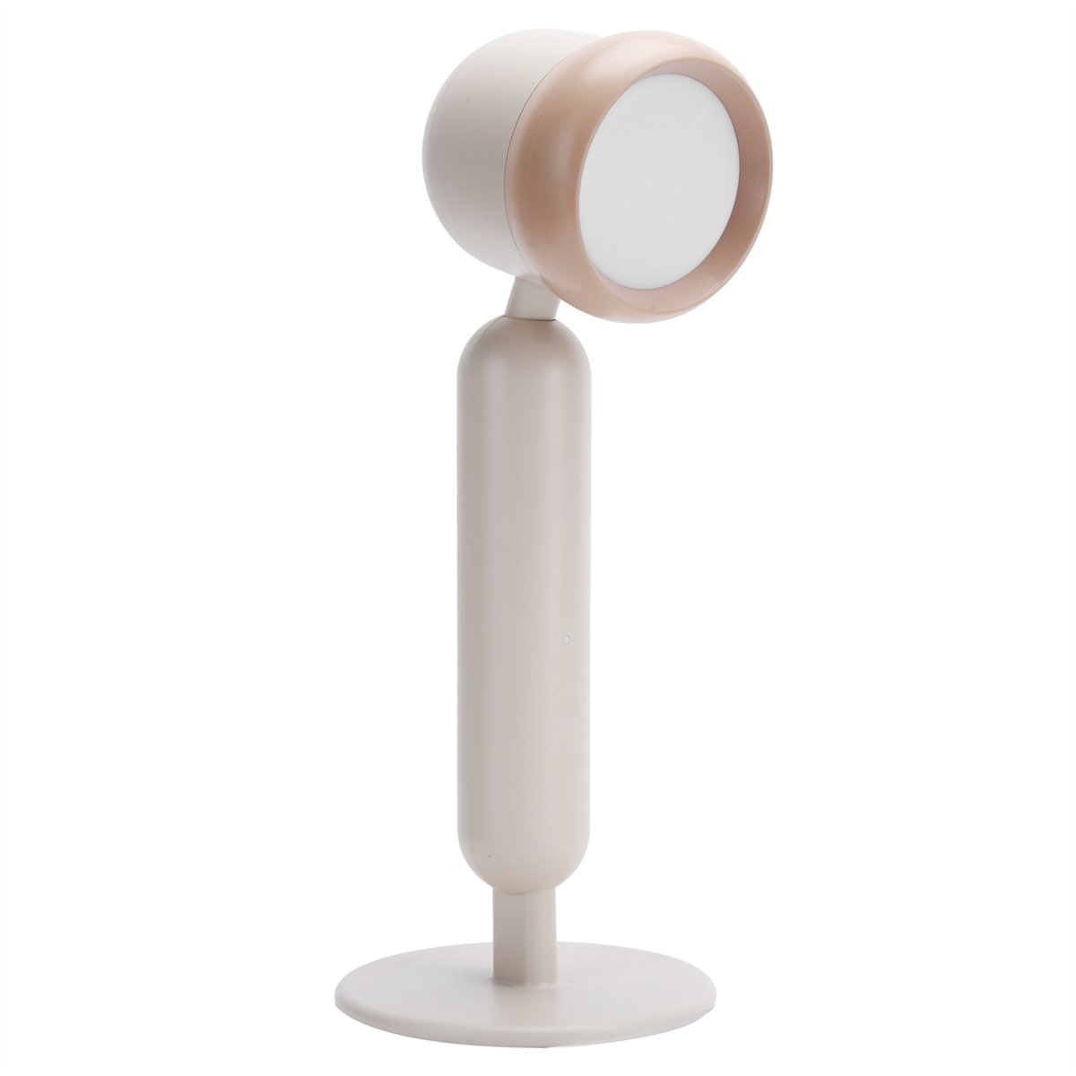 Eine beige Lampe mit rundem Licht und langem Stiel. Sie steht auf einem runden Sockel.
