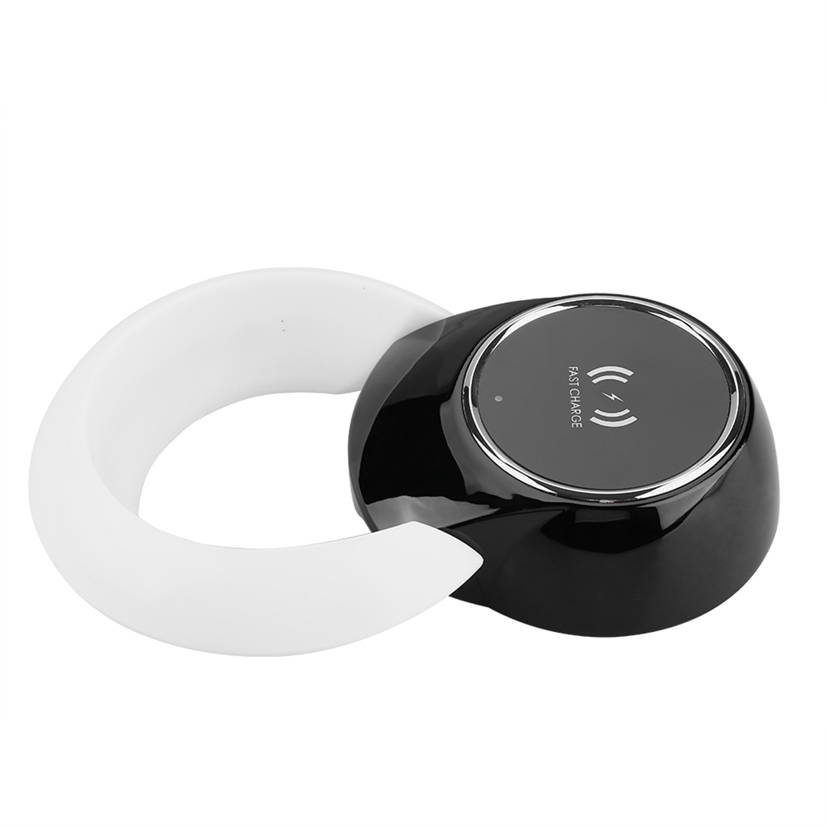 Schwarz-weißes Lade-Armband mit dem Logo „Fast Charge“. Das Armband ist gebogen und hat eine schwarze Oberseite.