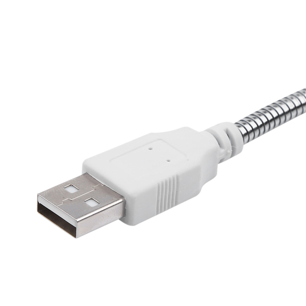 Nahaufnahme eines weißen USB-Anschlusses mit silbernem Flexkabel.