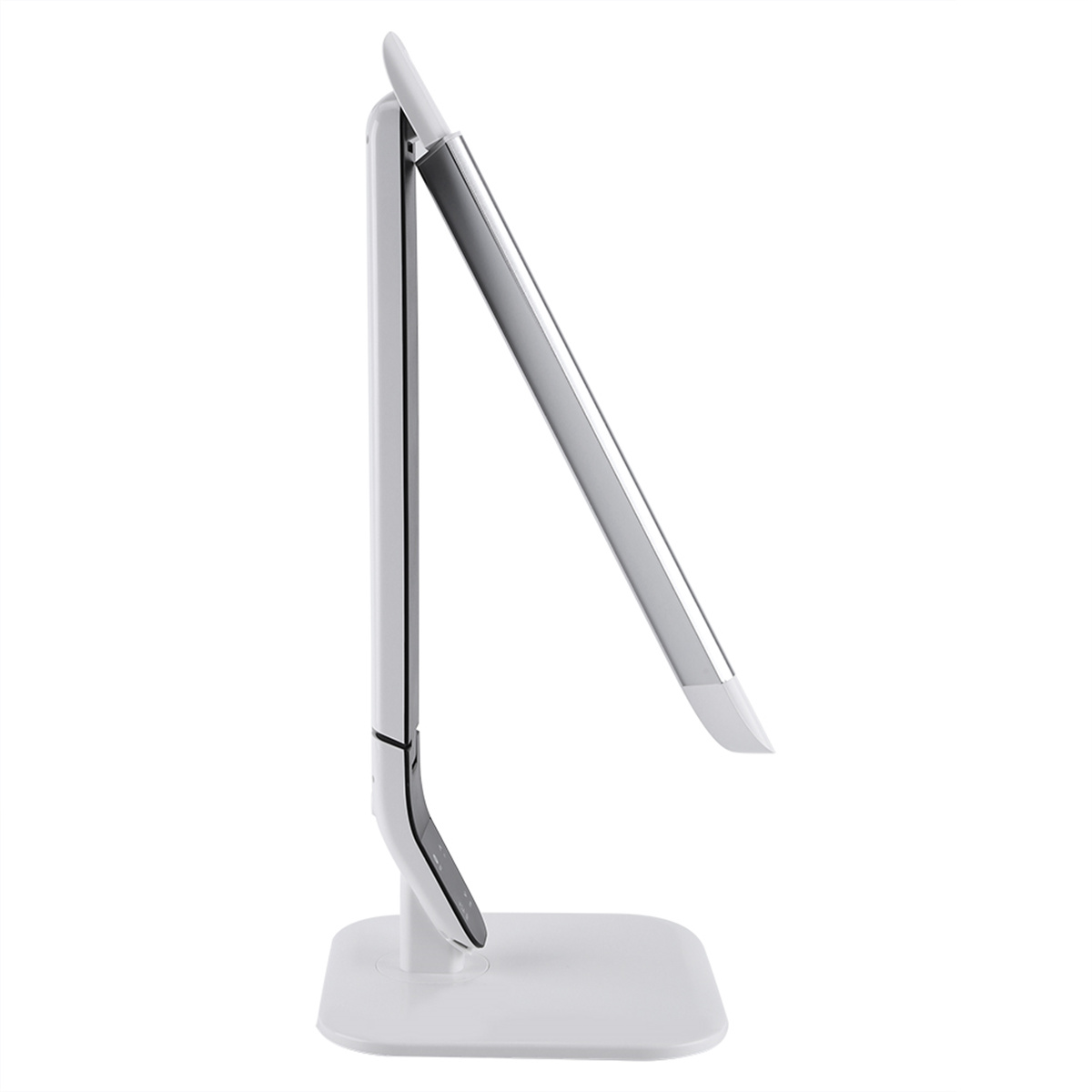 Eine weiße und silberne Schreibtischlampe, Seitenansicht, mit verstellbarem Arm und quadratischem Sockel.