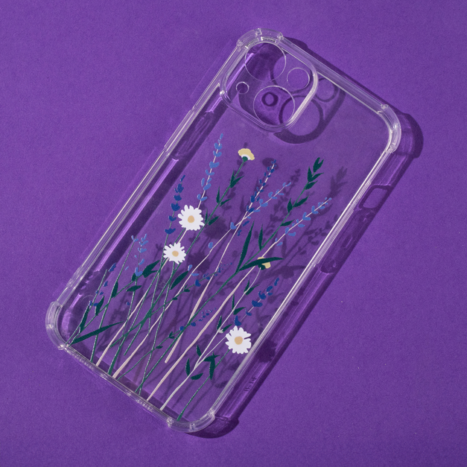 Transparente Handyhülle mit floralem Design auf lila Hintergrund.