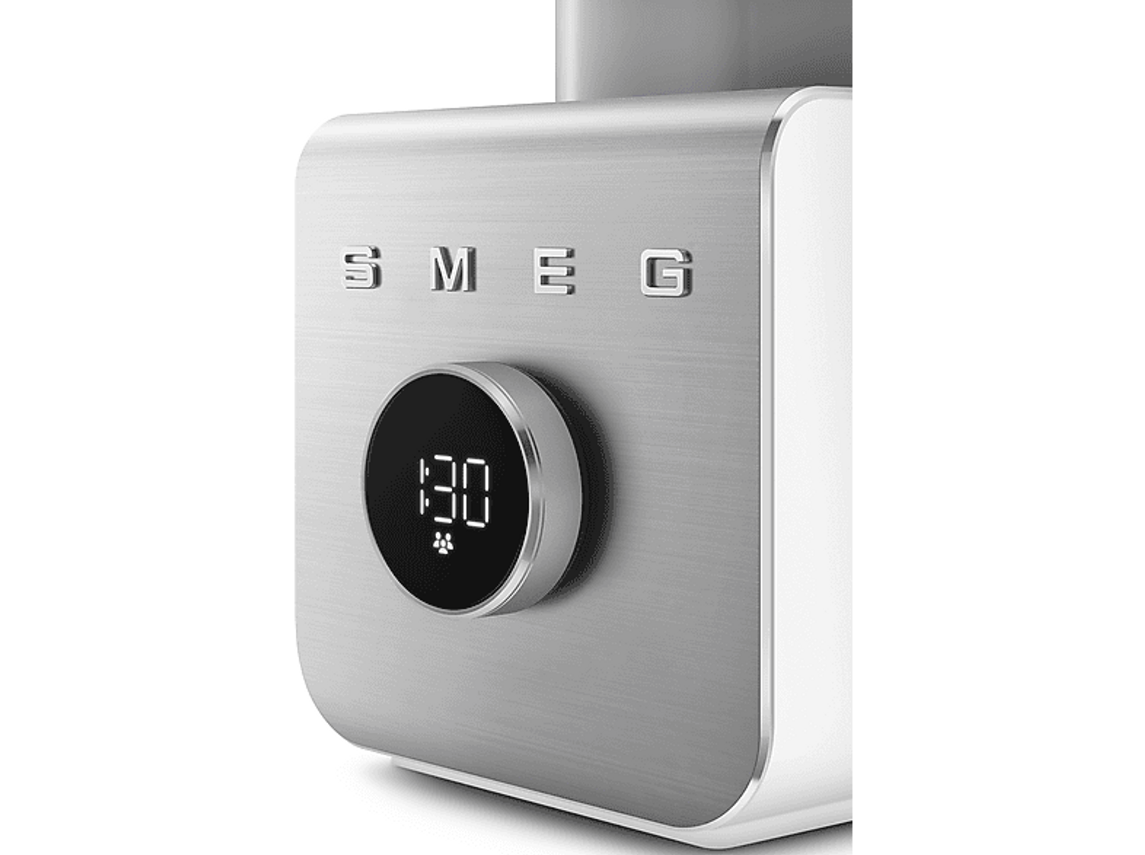 Primo piano di un elettrodomestico SMEG argentato con display digitale. La manopola è nera con bordo argentato.