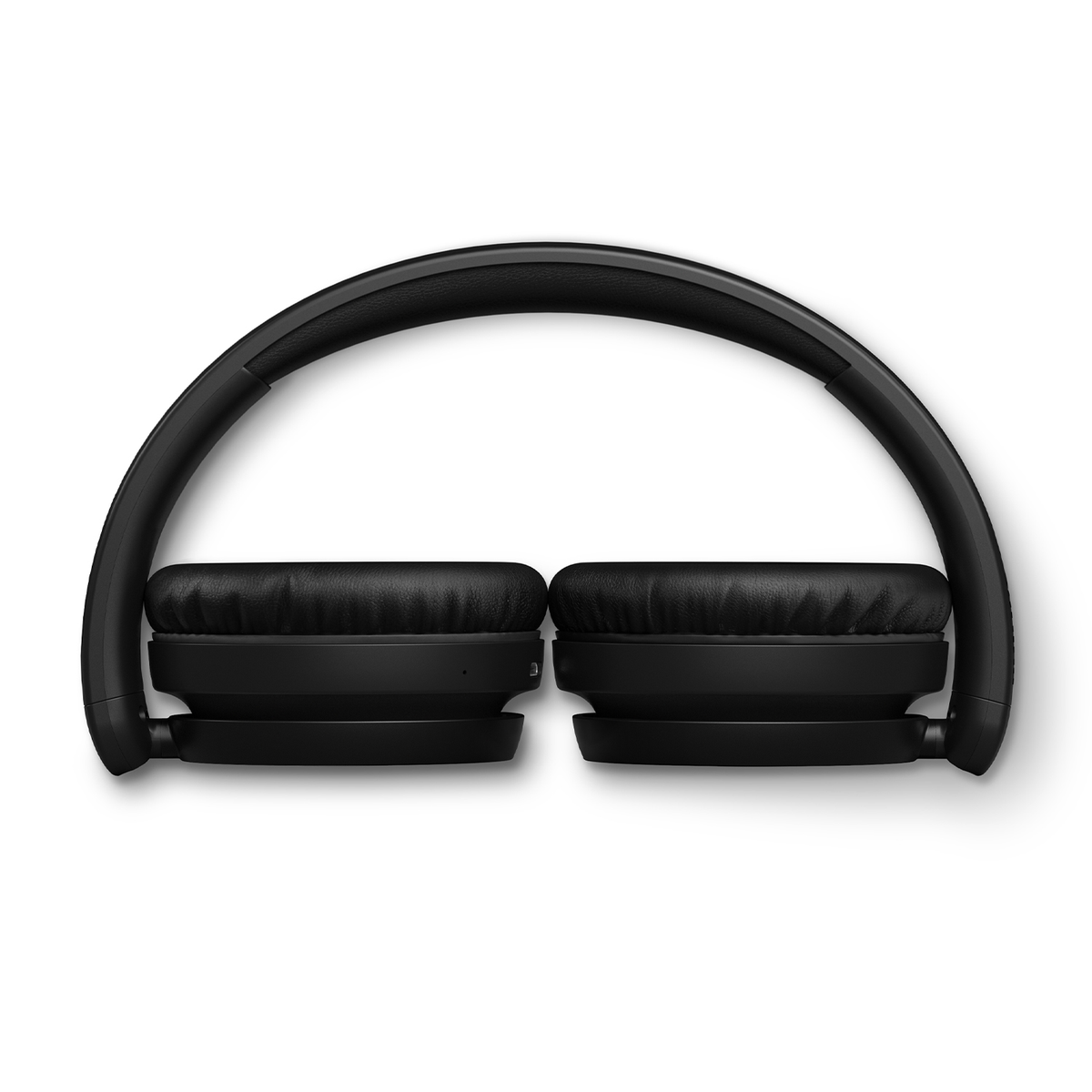 Czarne słuchawki złożone na pół na białym tle.