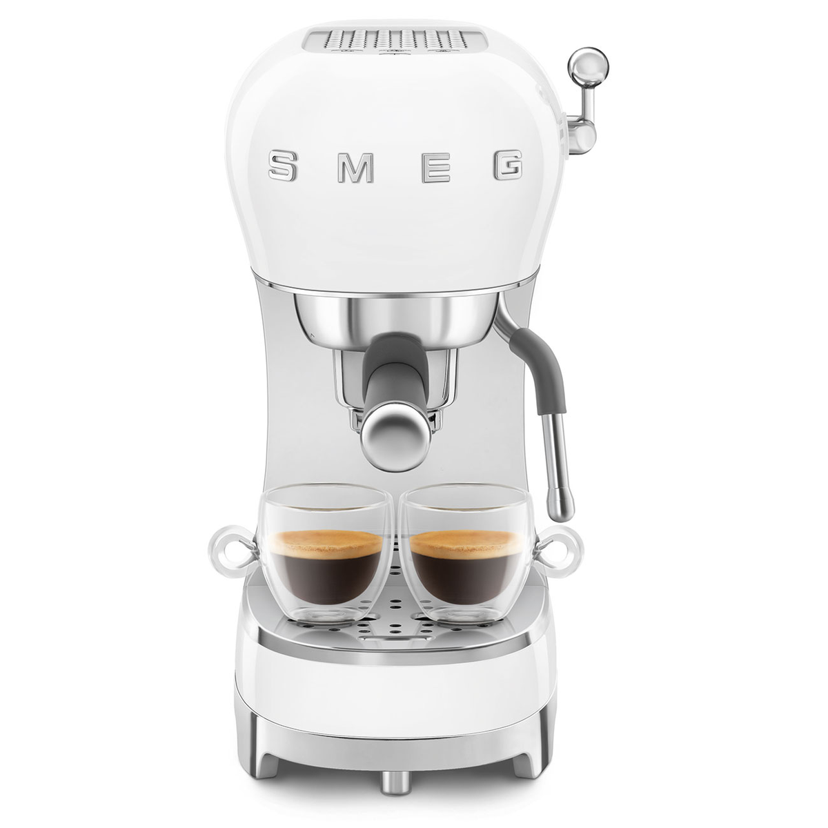 Weiße SMEG Espressomaschine mit zwei Gläsern Kaffee. Die Maschine steht auf weißem Untergrund.