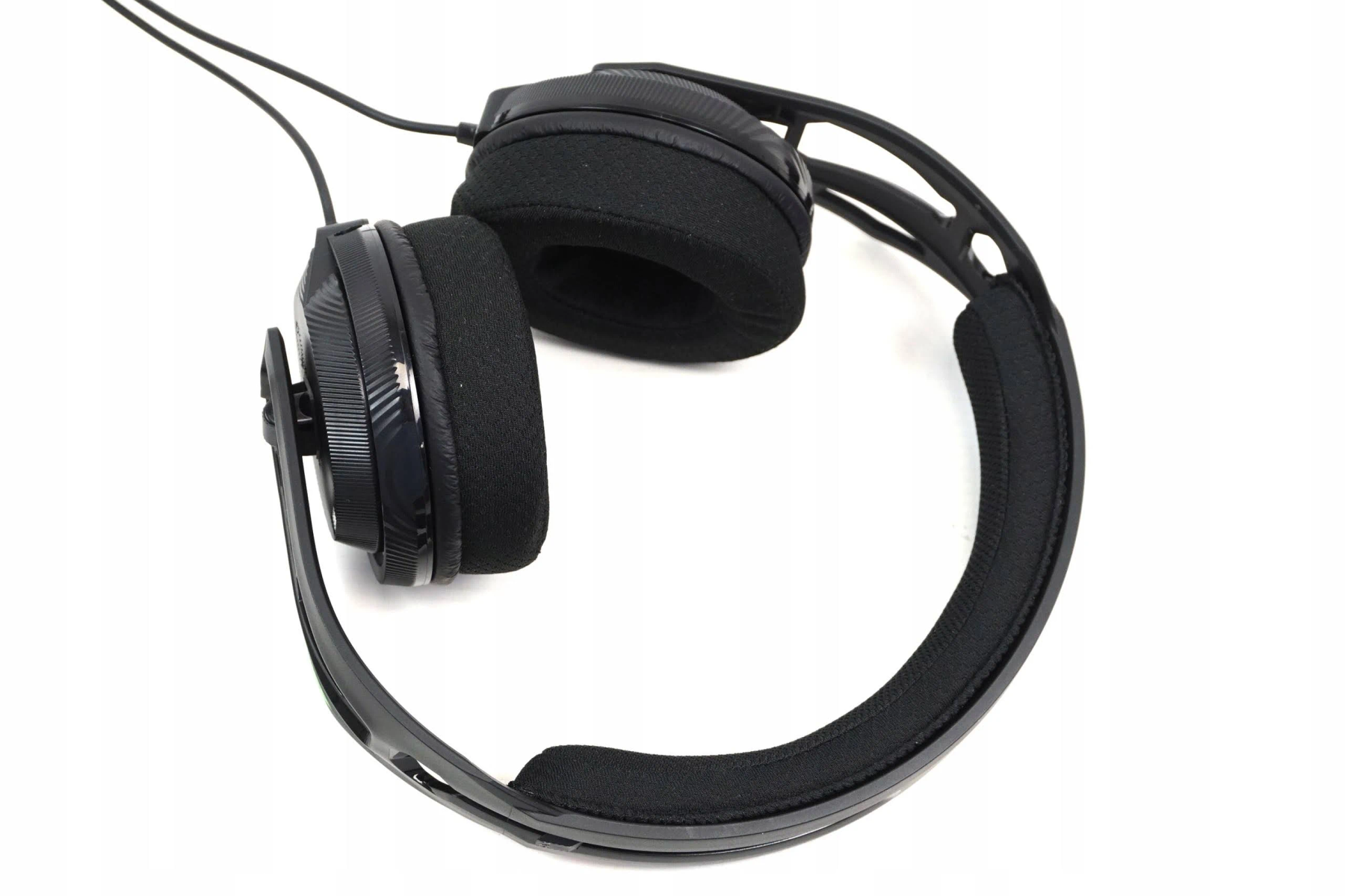 Casque noir. Les écouteurs sont grands. Fond blanc.