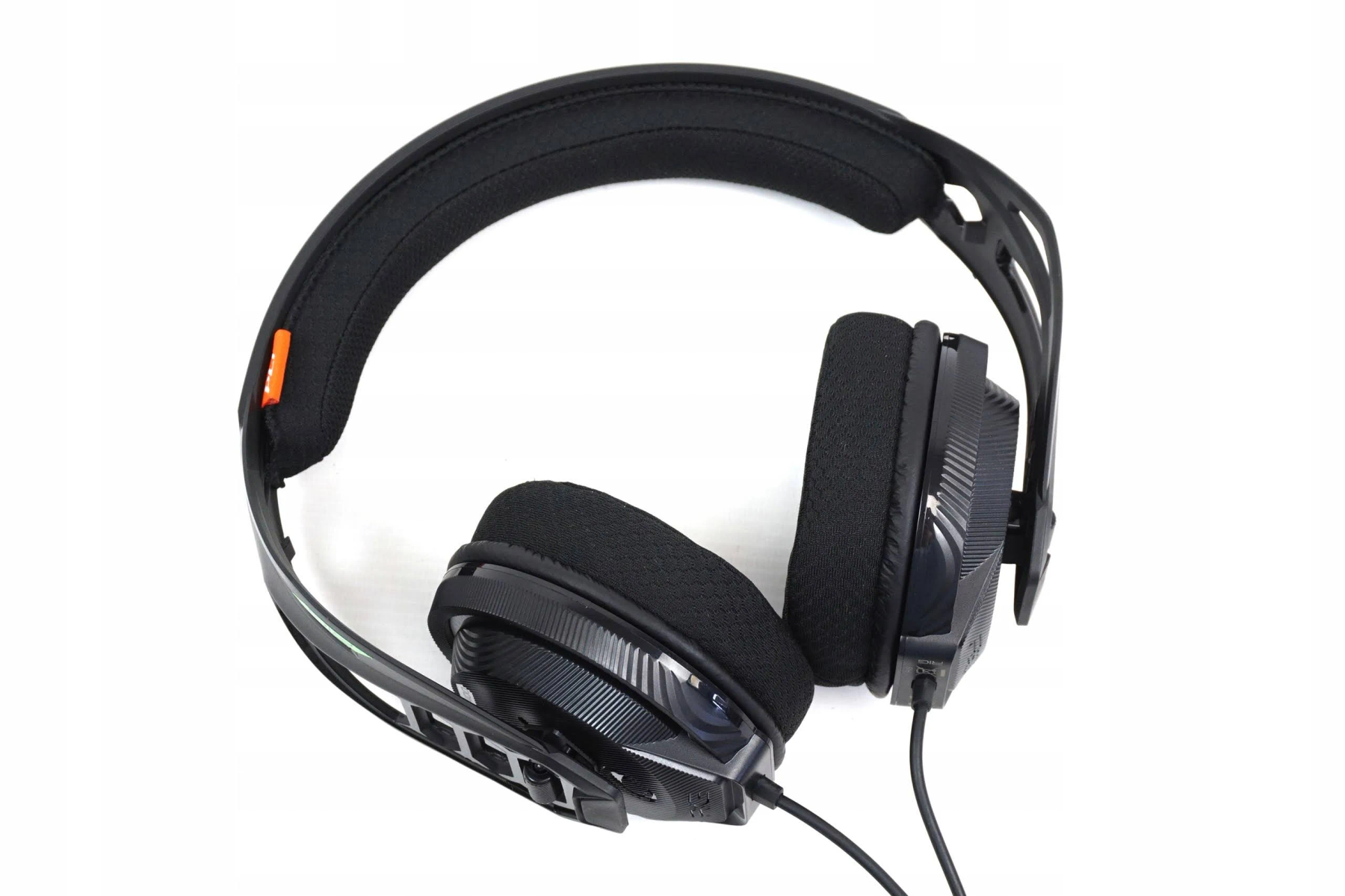 Casque noir avec un motif gris et noir. Câble noir. Vue en angle.