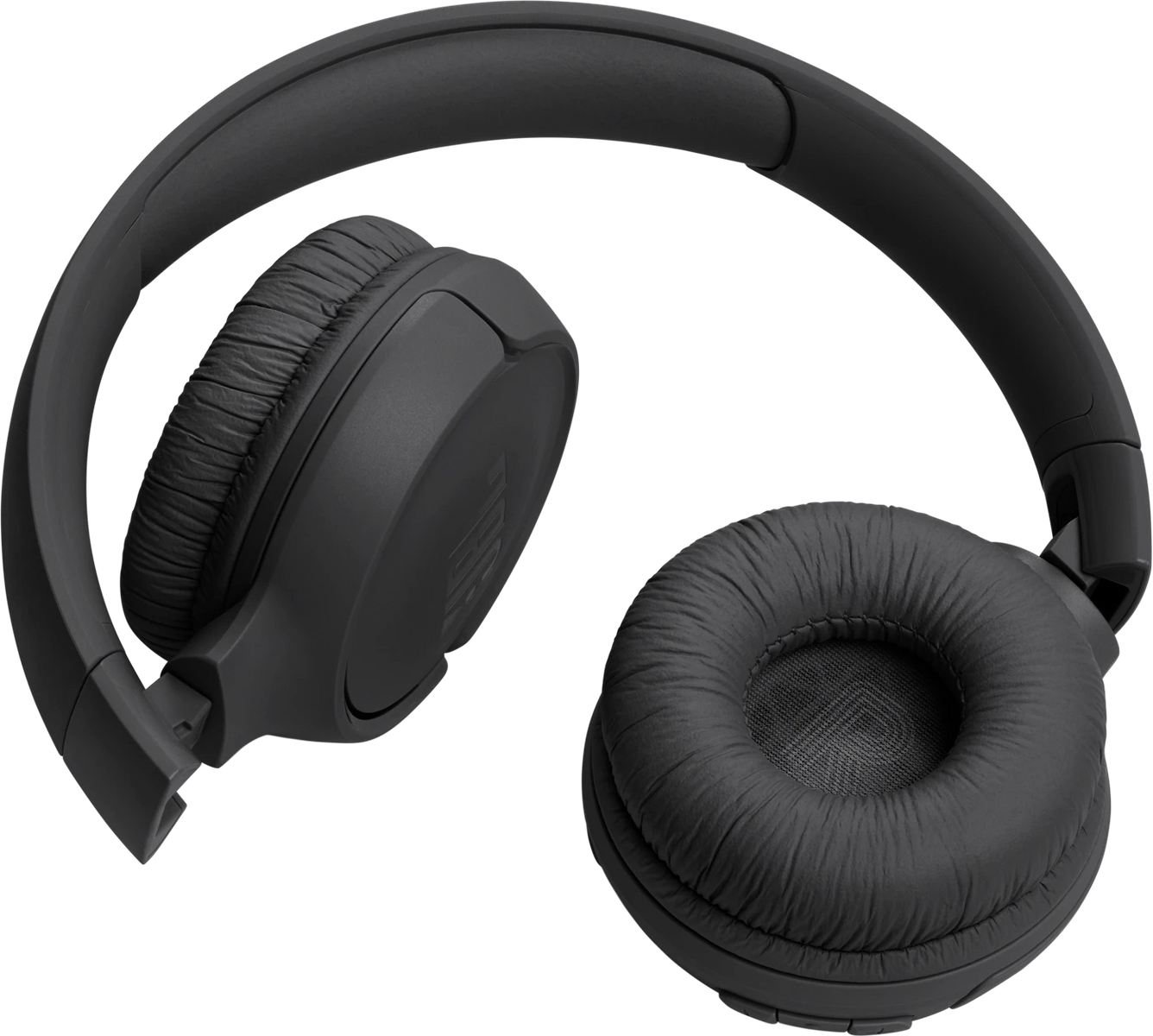 Czarne słuchawki, nauszniki z logo JBL, leżące na czarnej powierzchni. Pałąk jest otwarty.