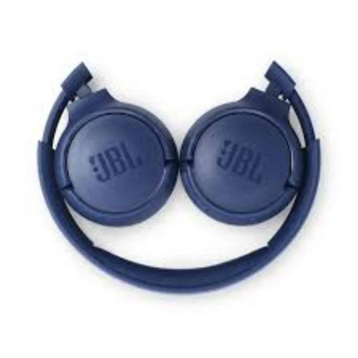 Auriculares JBL azules plegados, mostrando las orejeras y la diadema. Fondo blanco.