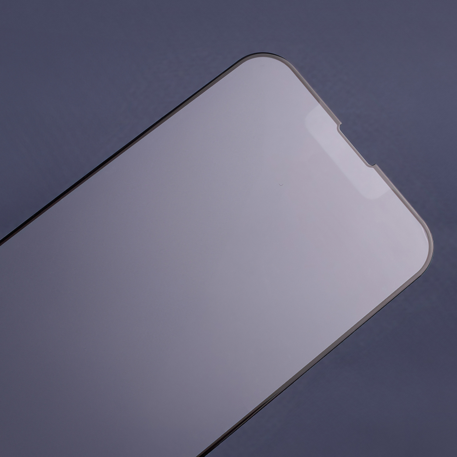 Ein Displayschutz für das Telefon, transparent, mit dunklem Hintergrund.