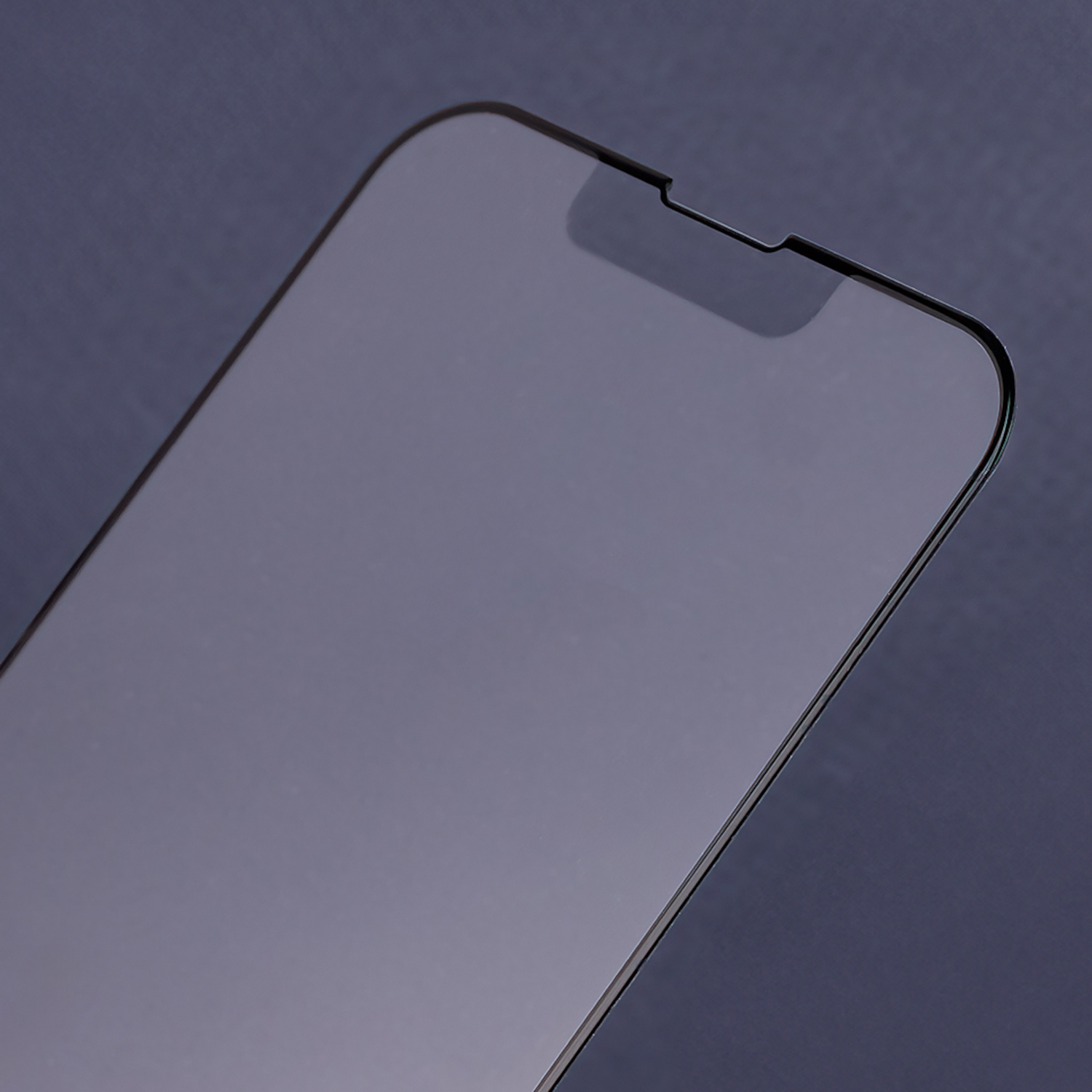 Nahaufnahme eines Displayschutzes für ein Telefon. Es hat eine Kerbe für die Kamera.