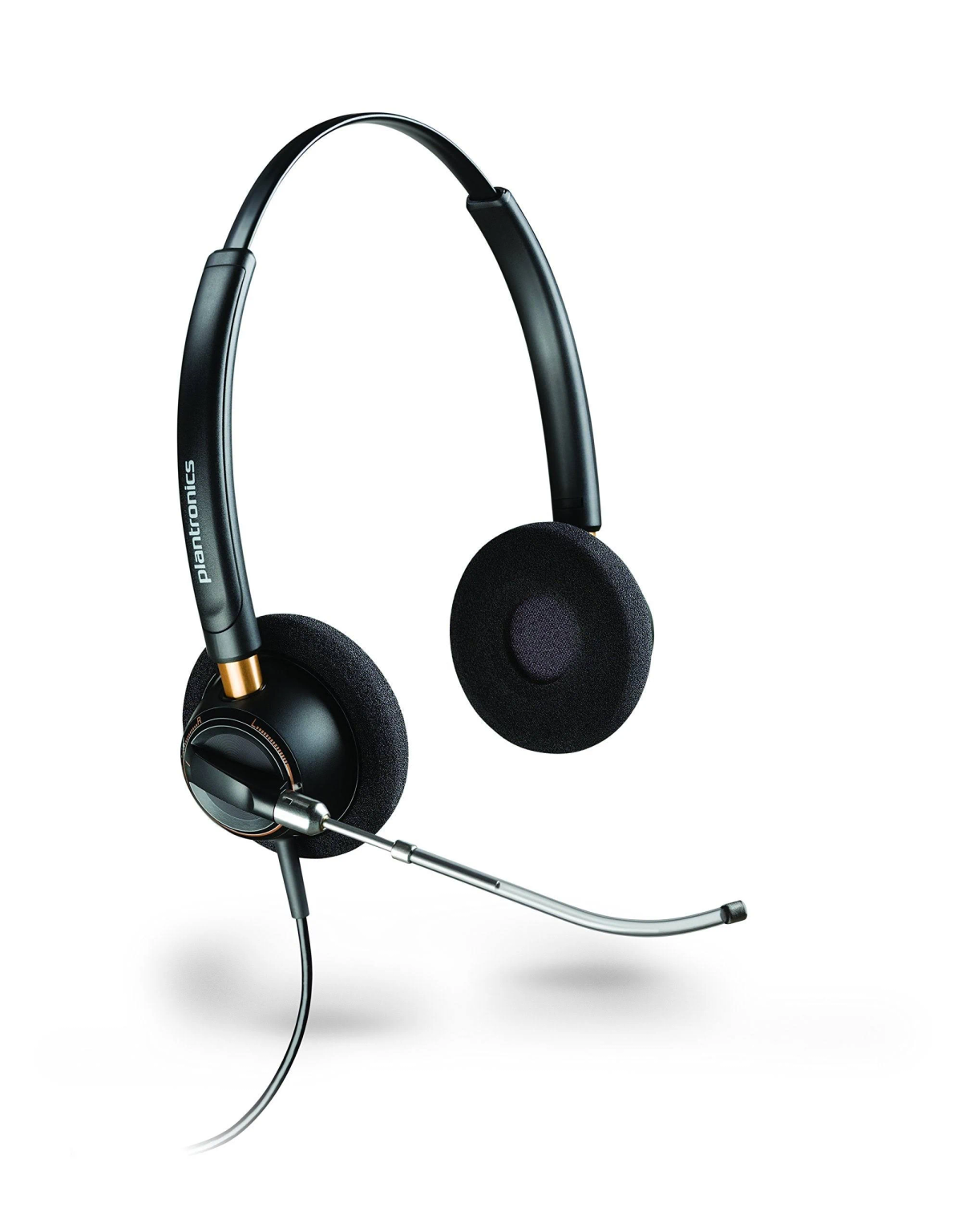 Cuffie nere sopra la testa con microfono. Ha due auricolari e un archetto. Sfondo bianco.