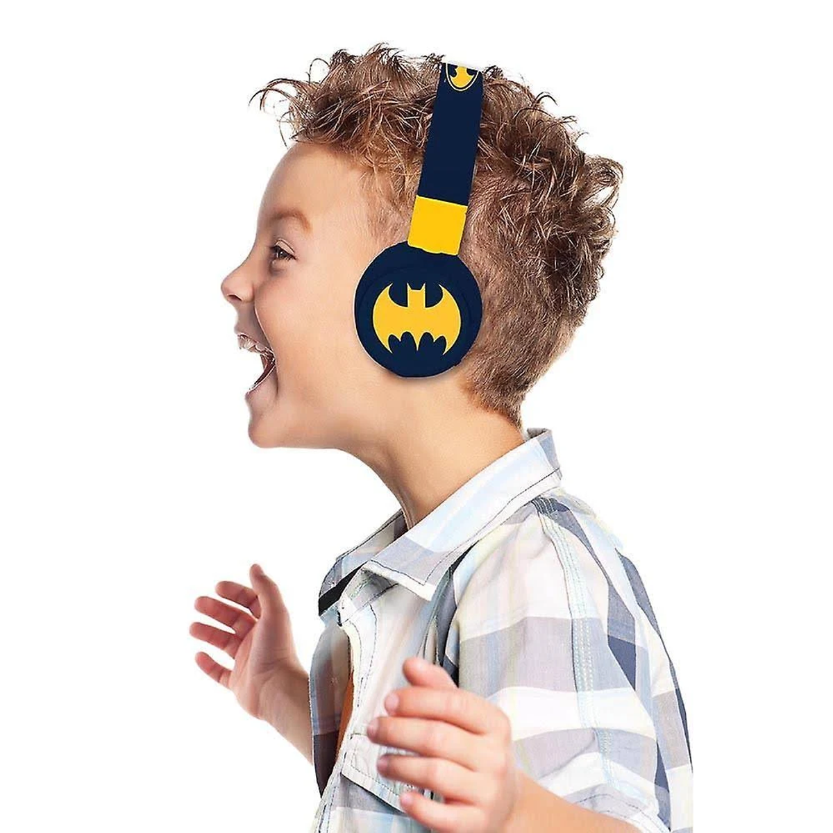 Un ragazzo con cuffie di Batman, sorride e urla su sfondo bianco.