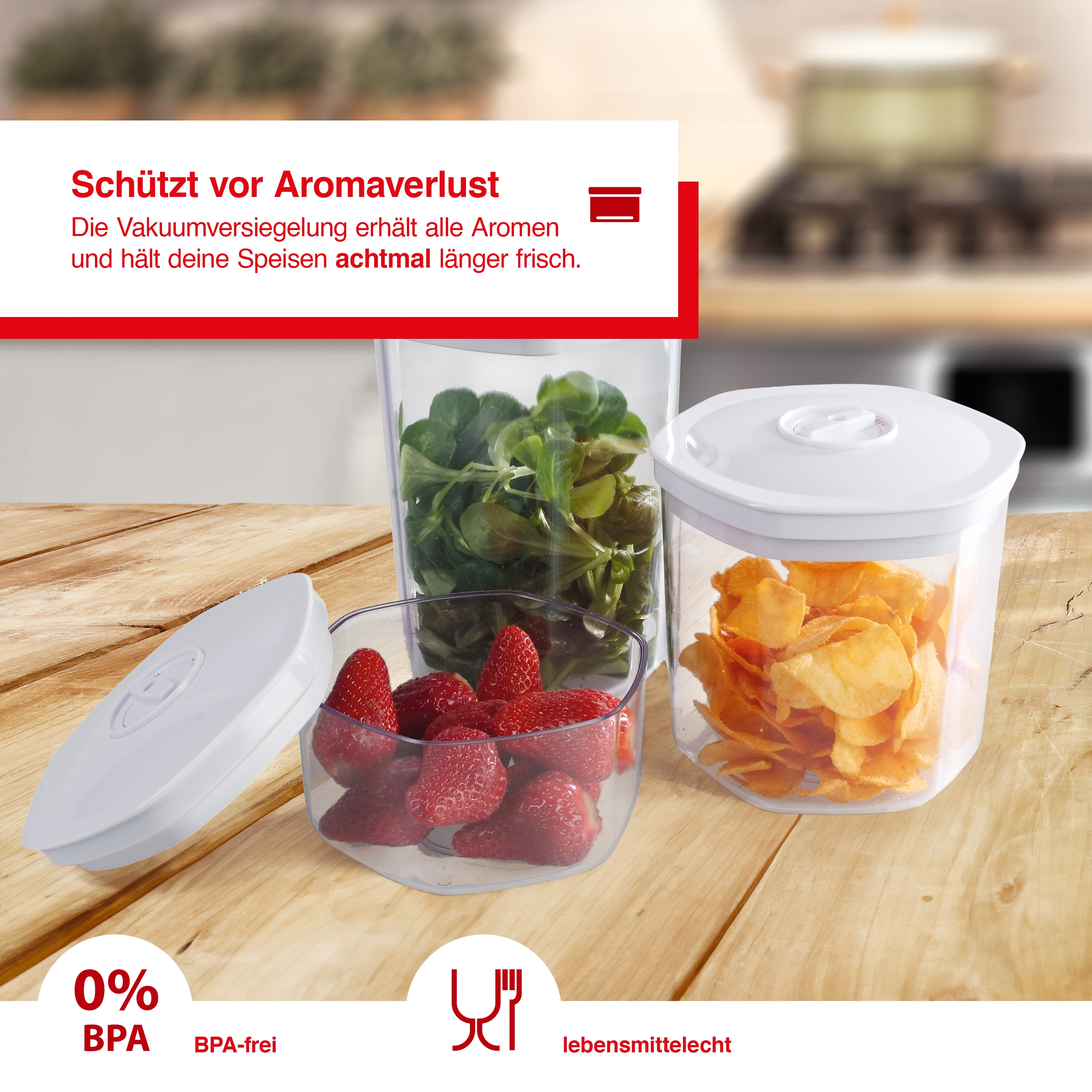 Drei transparente Behälter mit Lebensmitteln, Text über Vakuumversiegelung und BPA-freiem Etikett auf Holz.