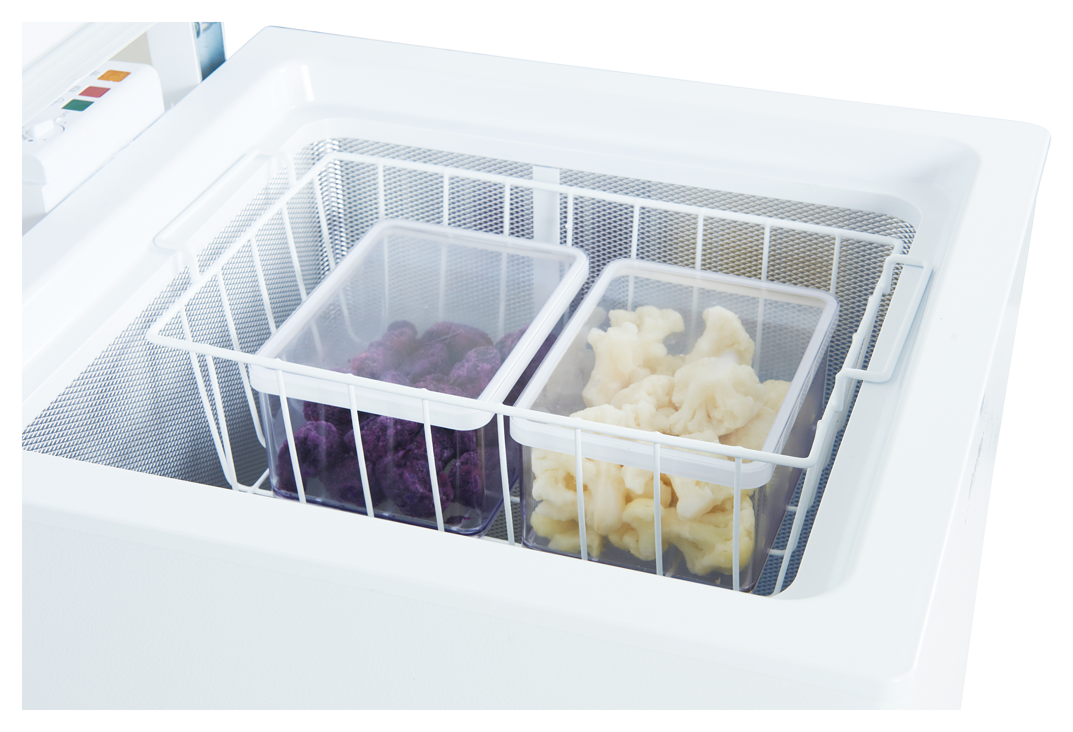 Open vriezer met wit interieur. Twee plastic bakjes met bevroren producten.